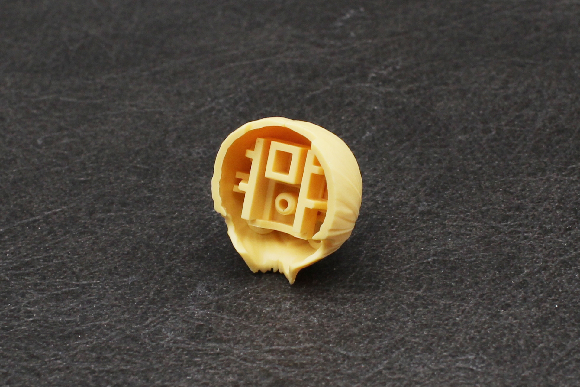 ヘアスタイルパーツの組み立て。後頭部を組み立てる