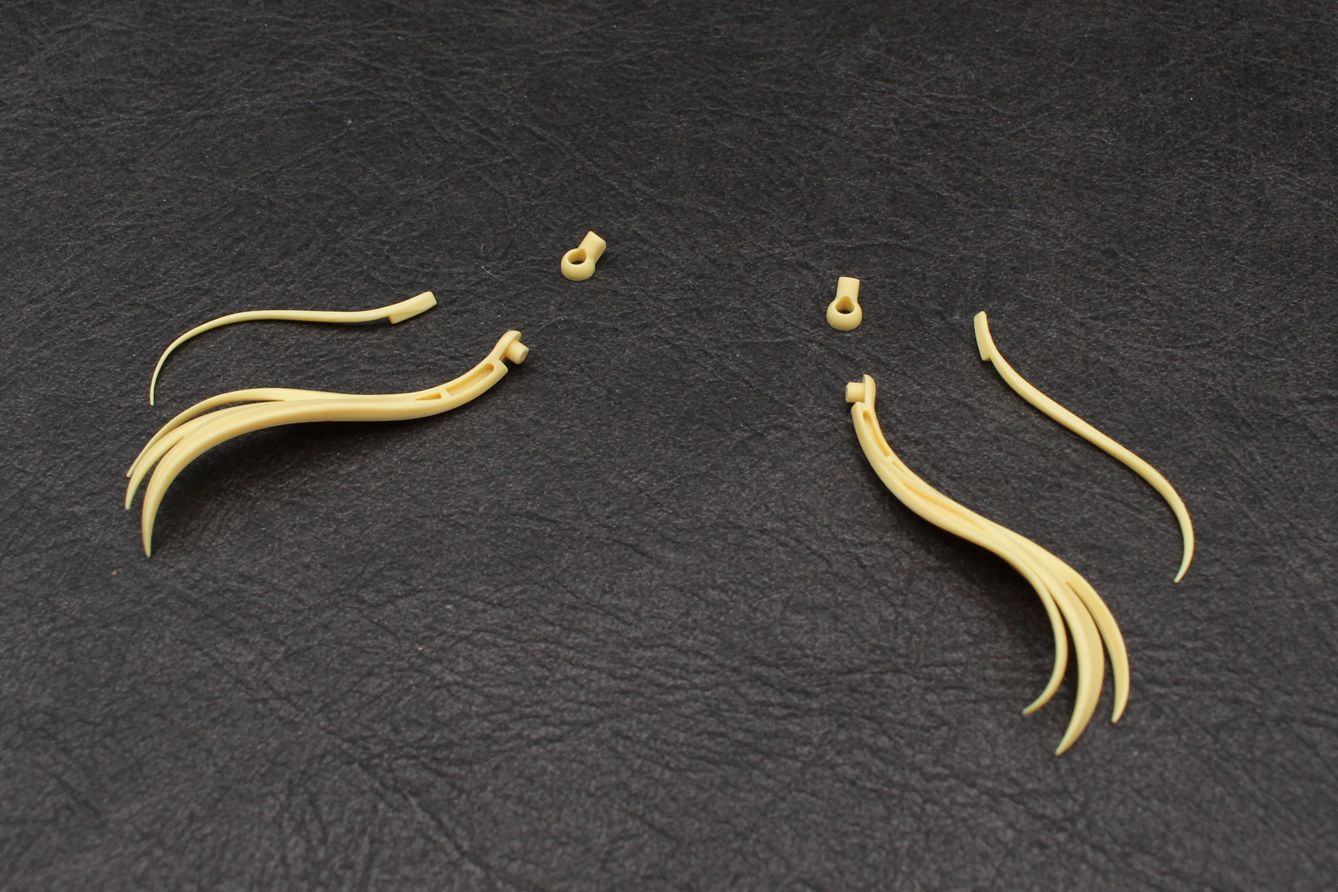 お下げを組み立てる。細いパーツなので取り扱いに注意