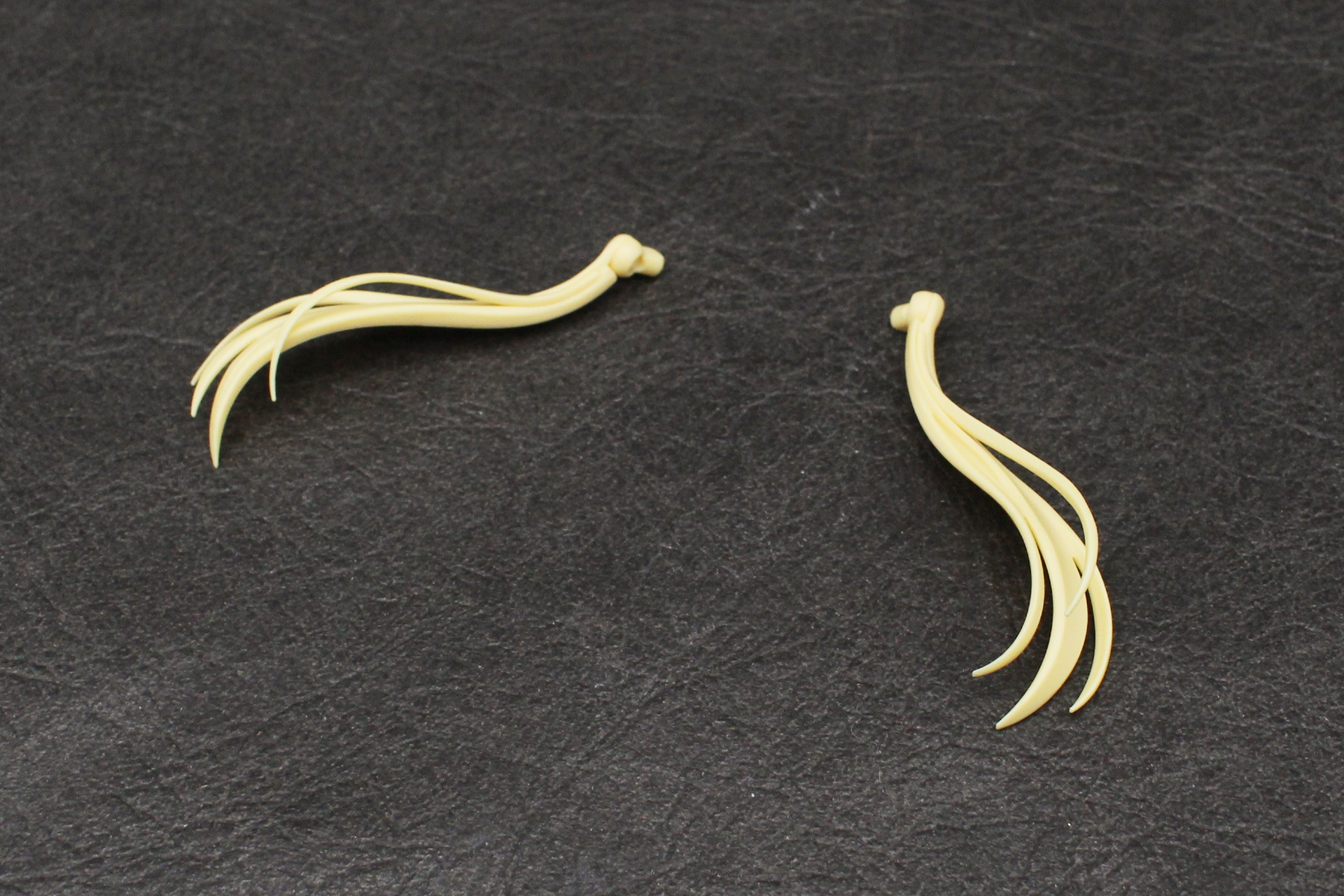 お下げを組み立てる。細いパーツなので取り扱いに注意