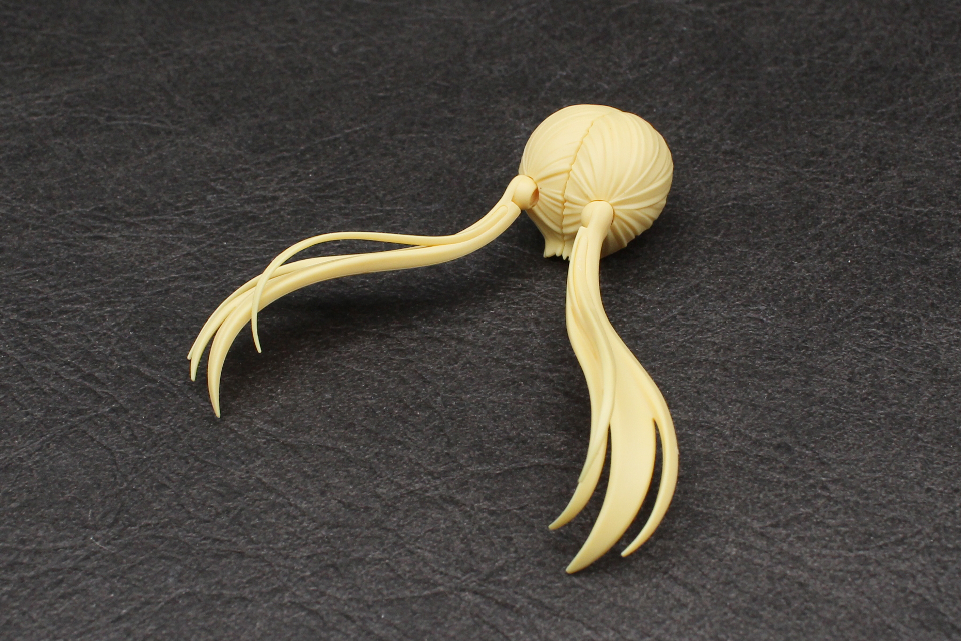 お下げを後頭部に取り付ける