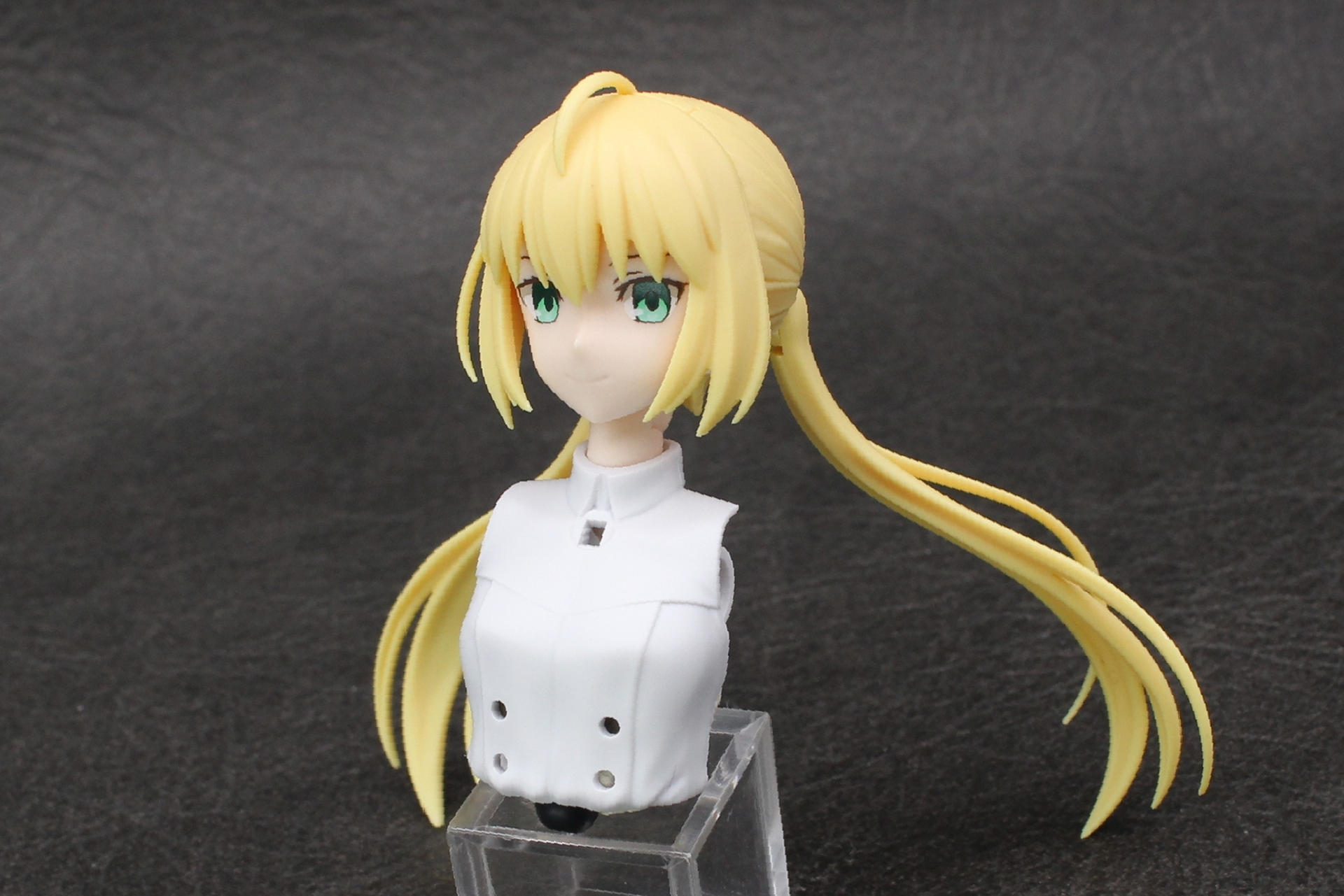 それぞれを取り付けて頭部が完成