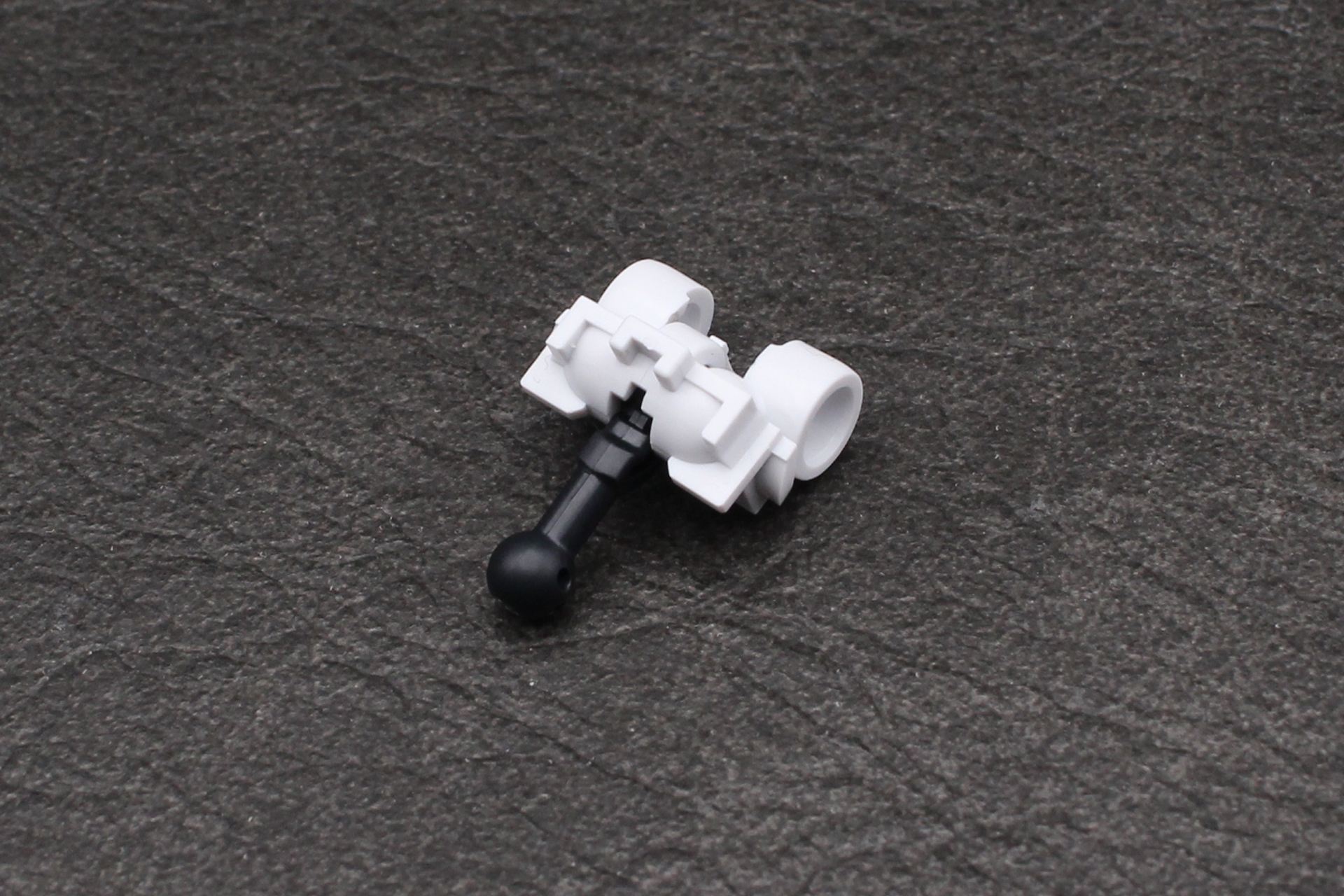 胴体の組み立て。ジョイントの一部は専用パーツとなる