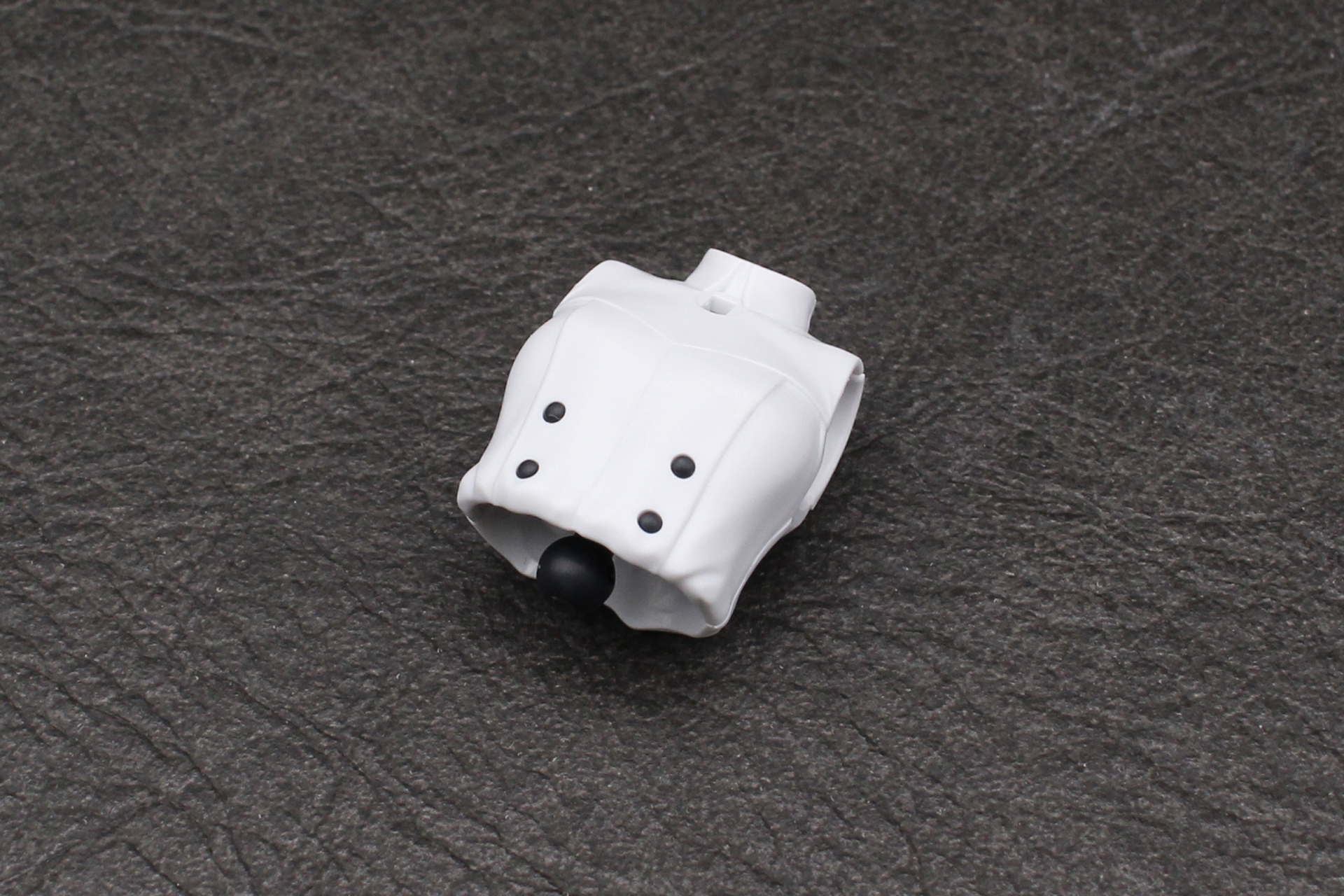 外装を取り付けるとボタンのディテールが現れる