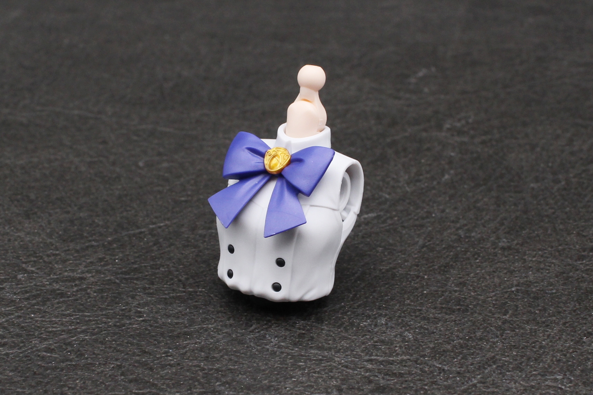 リボンとブローチを取り付けて胸部が完成