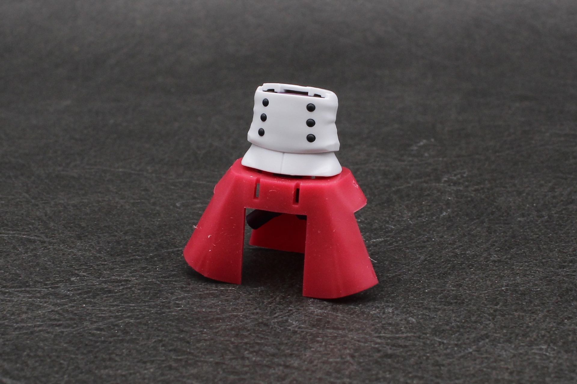 スカート裏地を挟むようにして股関節を取り付ける