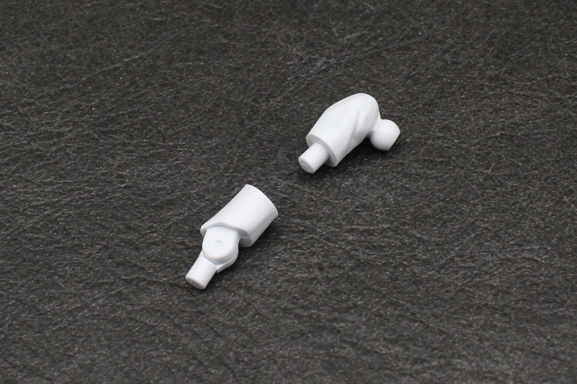 腕の組み立て。上腕と肘を組み立てる