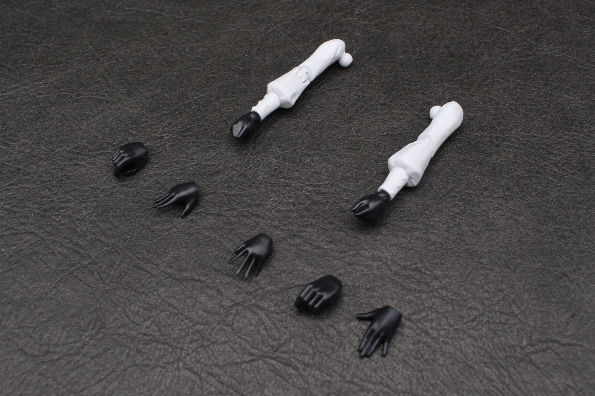 左腕も同様に組み立てる。左手首は4種類ある