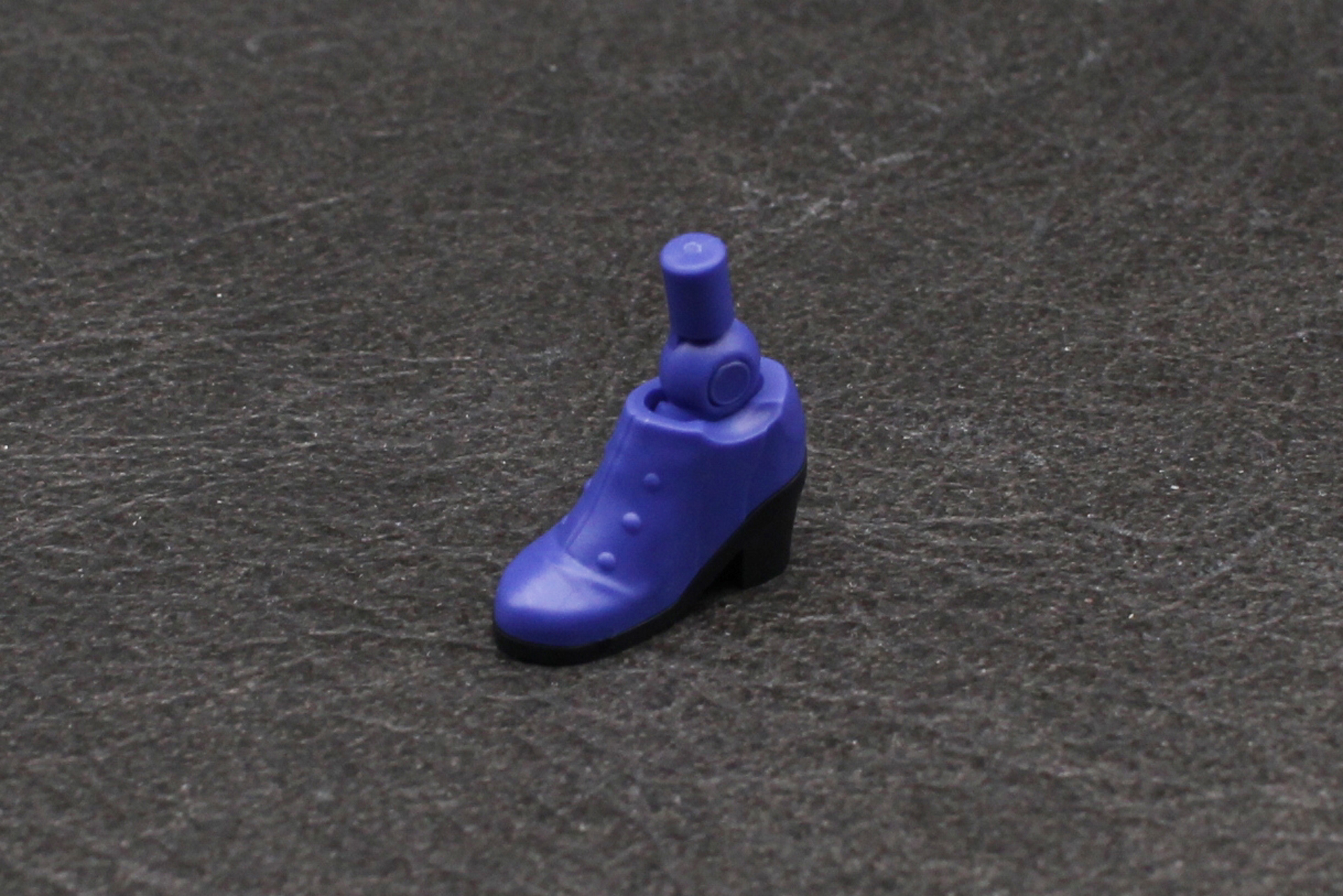 脚の組み立て。ブーツと足首の関節を組み立てる