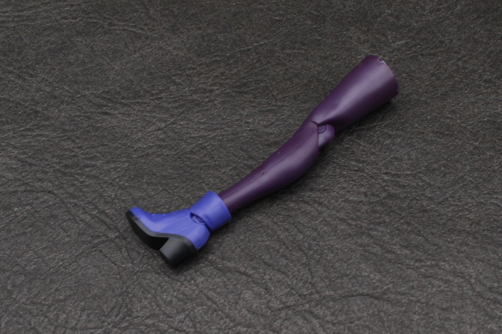 膝関節と太もも下部を取り付ける