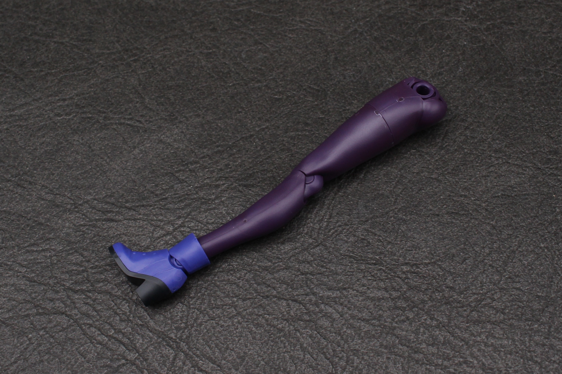 太もも上部を取り付けて右脚が完成