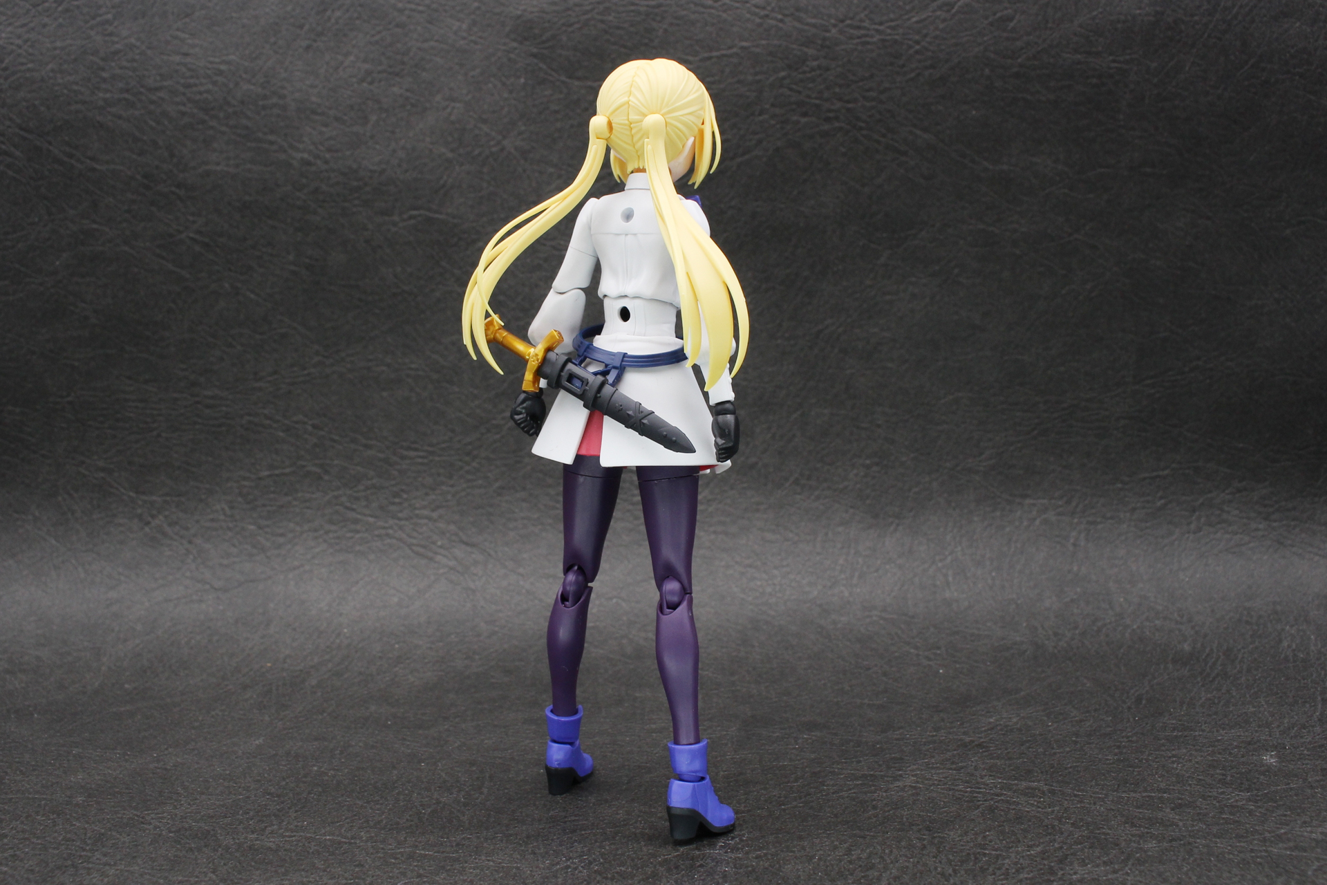 バックショット。フル装備になるとほぼ見えなくなる腰の短剣もしっかり作り込まれている