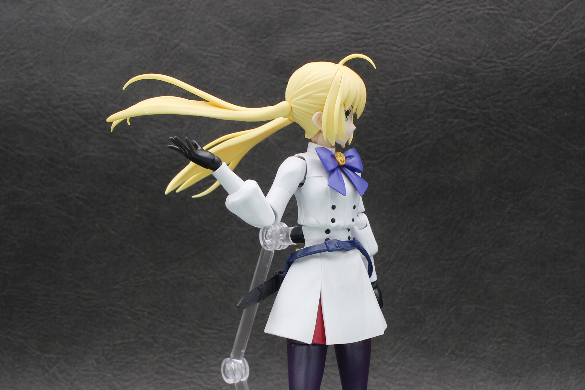 お下げとアホ毛は付け根のジョイントで可動する