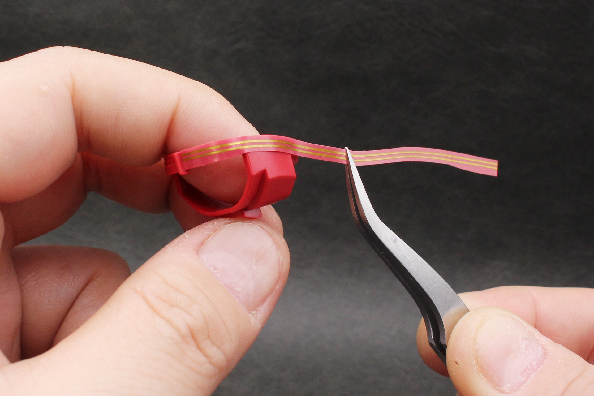 帽子の内部パーツにシールを巻き付けるようにして貼る