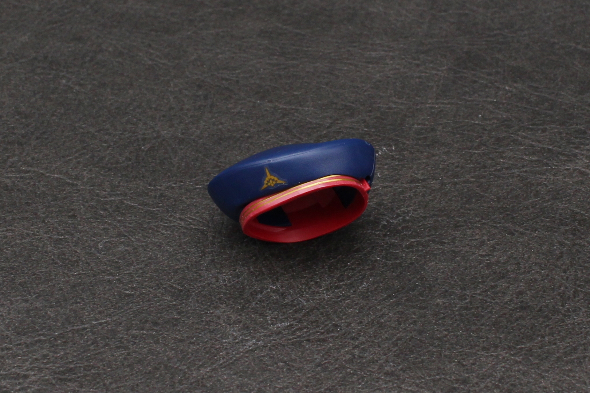 内部パーツを取り付けて紋章のシールを貼る