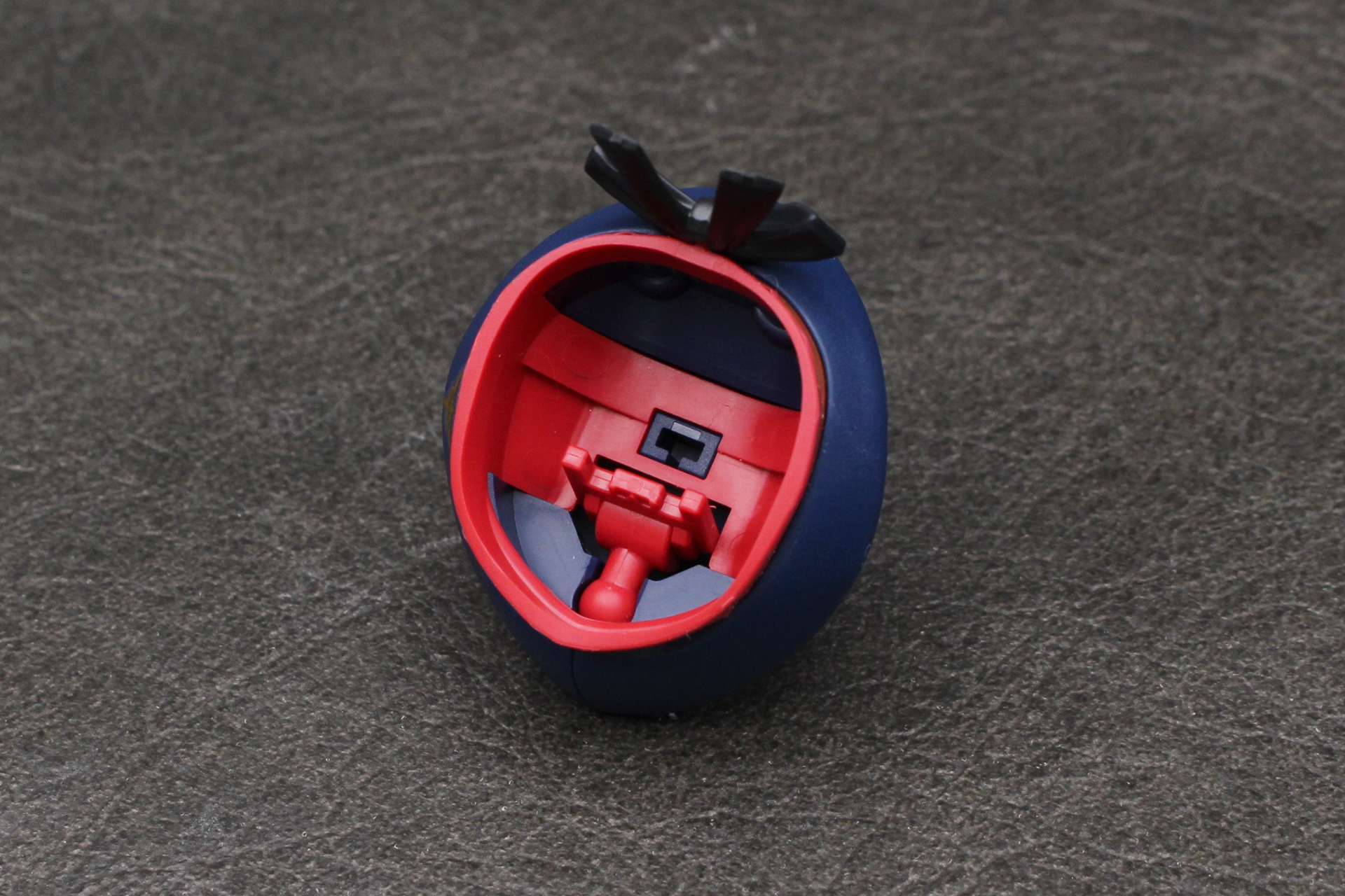 関節を直角に曲げて、帽子の内部に取り付ける