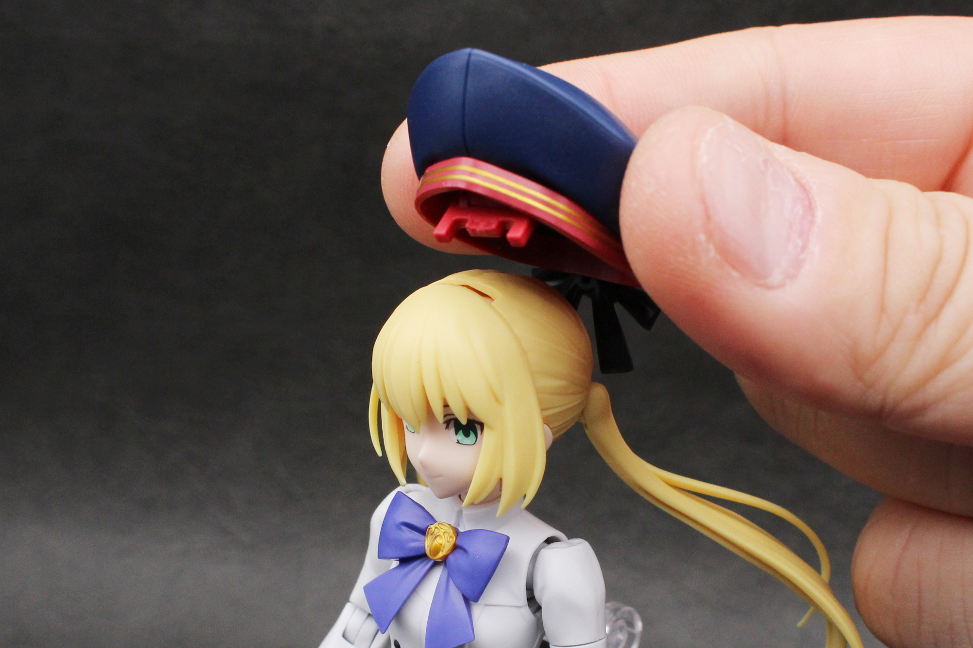 頭頂部のパーツを取り外して、帽子内部のパーツをはめ込んで被せる