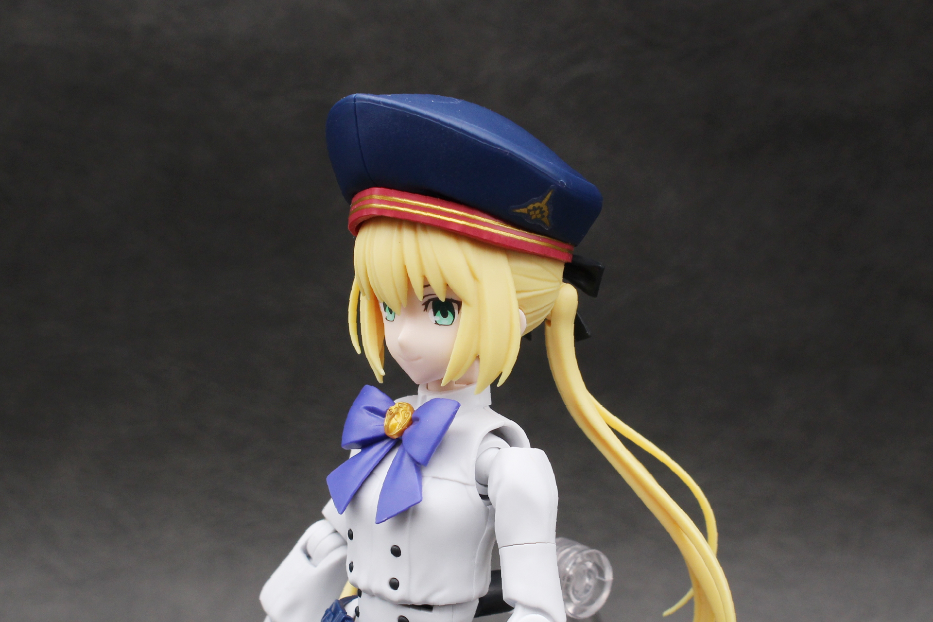 頭頂部のパーツを取り外して、帽子内部のパーツをはめ込んで被せる