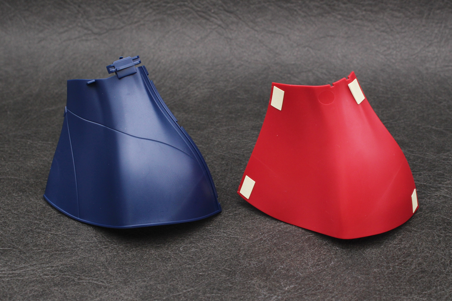 マントの組み立て。裏地パーツの裏側の四隅に専用シールを貼っておく