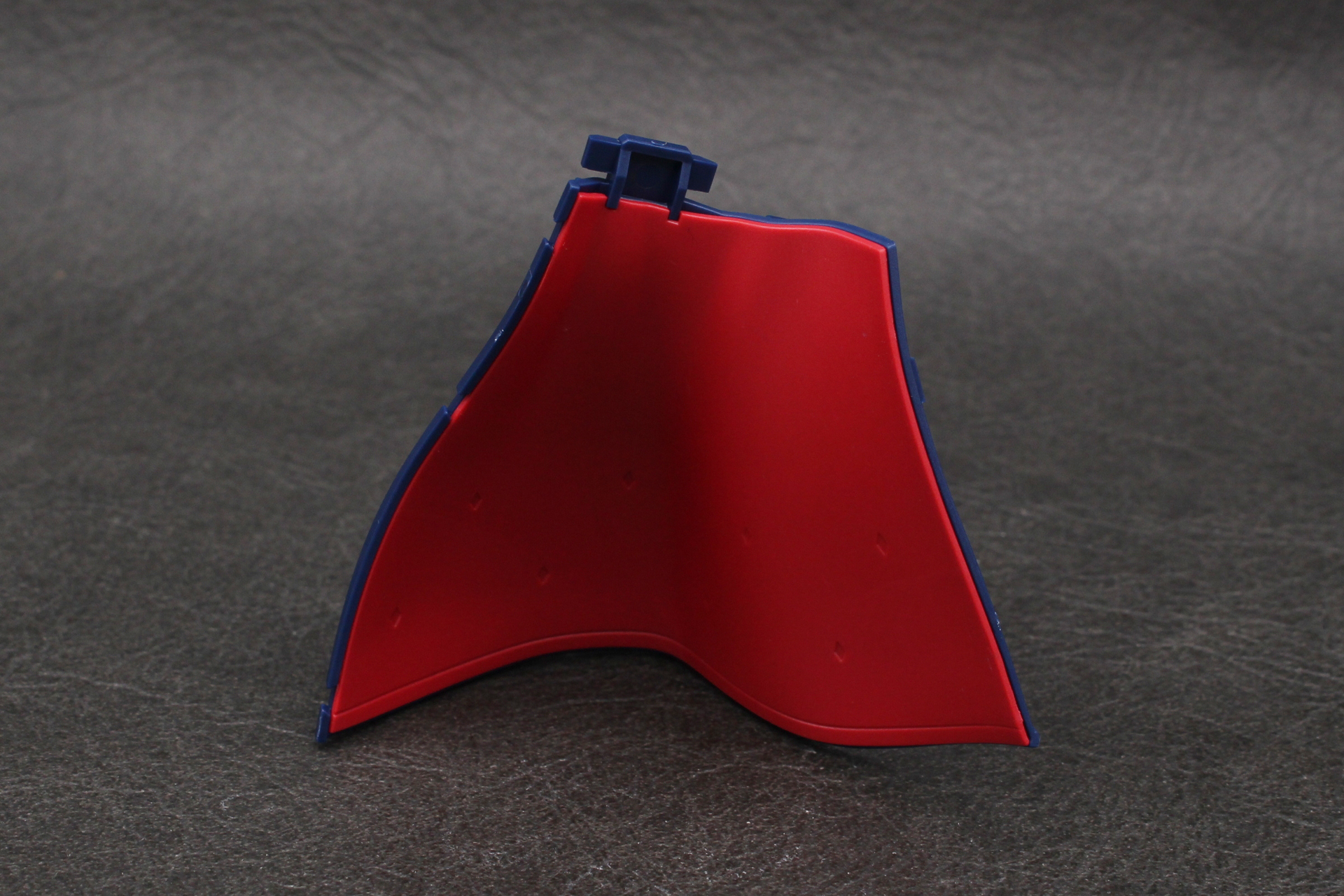 専用シールの保護シートをはがして裏地を取り付ける