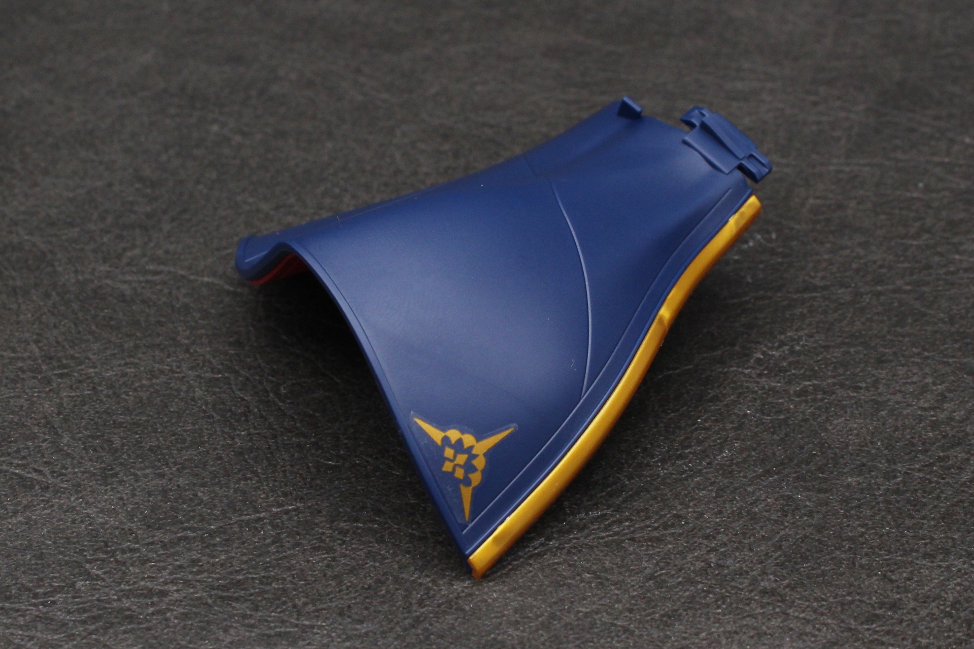 マントの飾りを取り付けて、紋章のシールを貼る