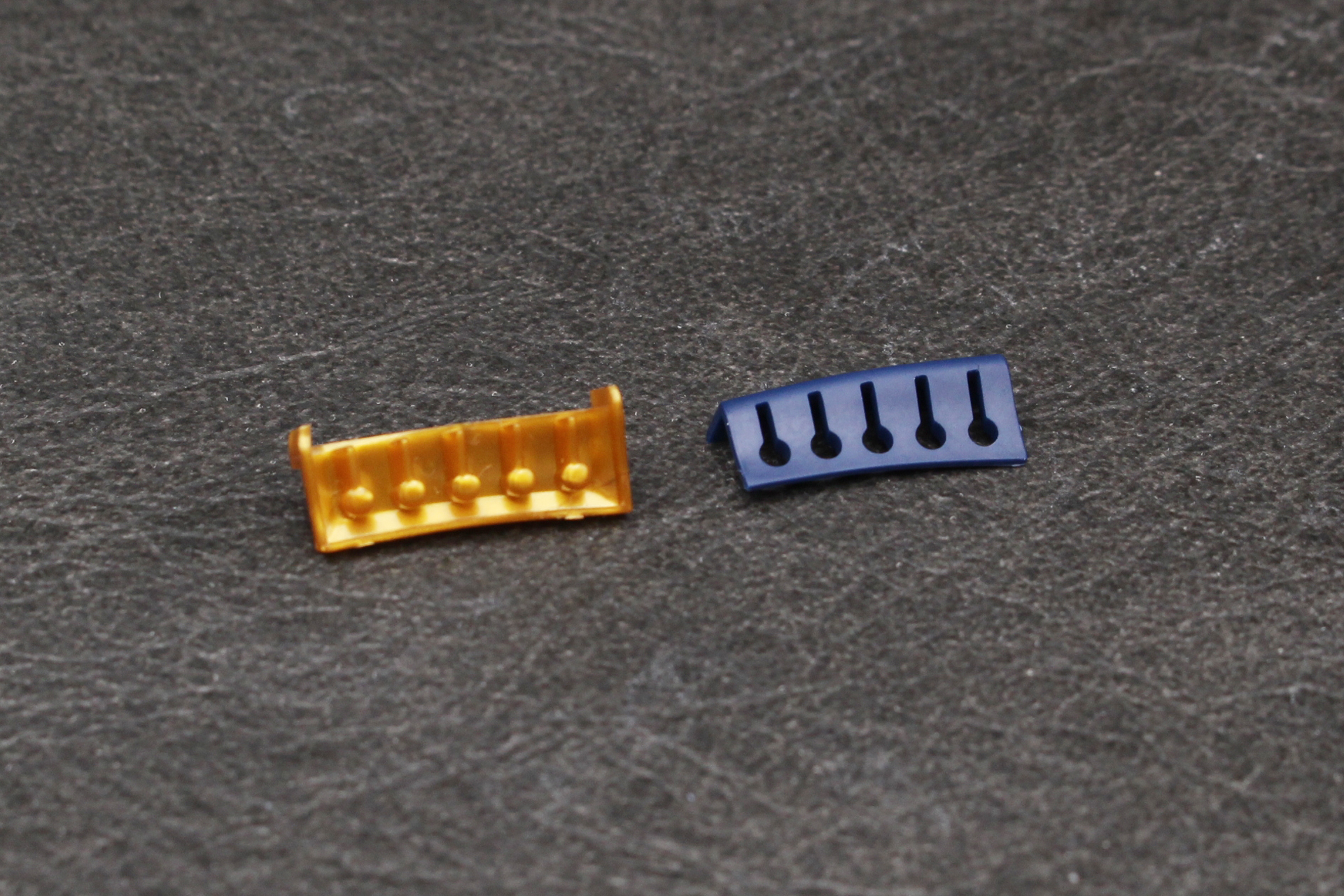 襟元の飾りを組み立てる。パーツを合わせると模様が浮かぶ