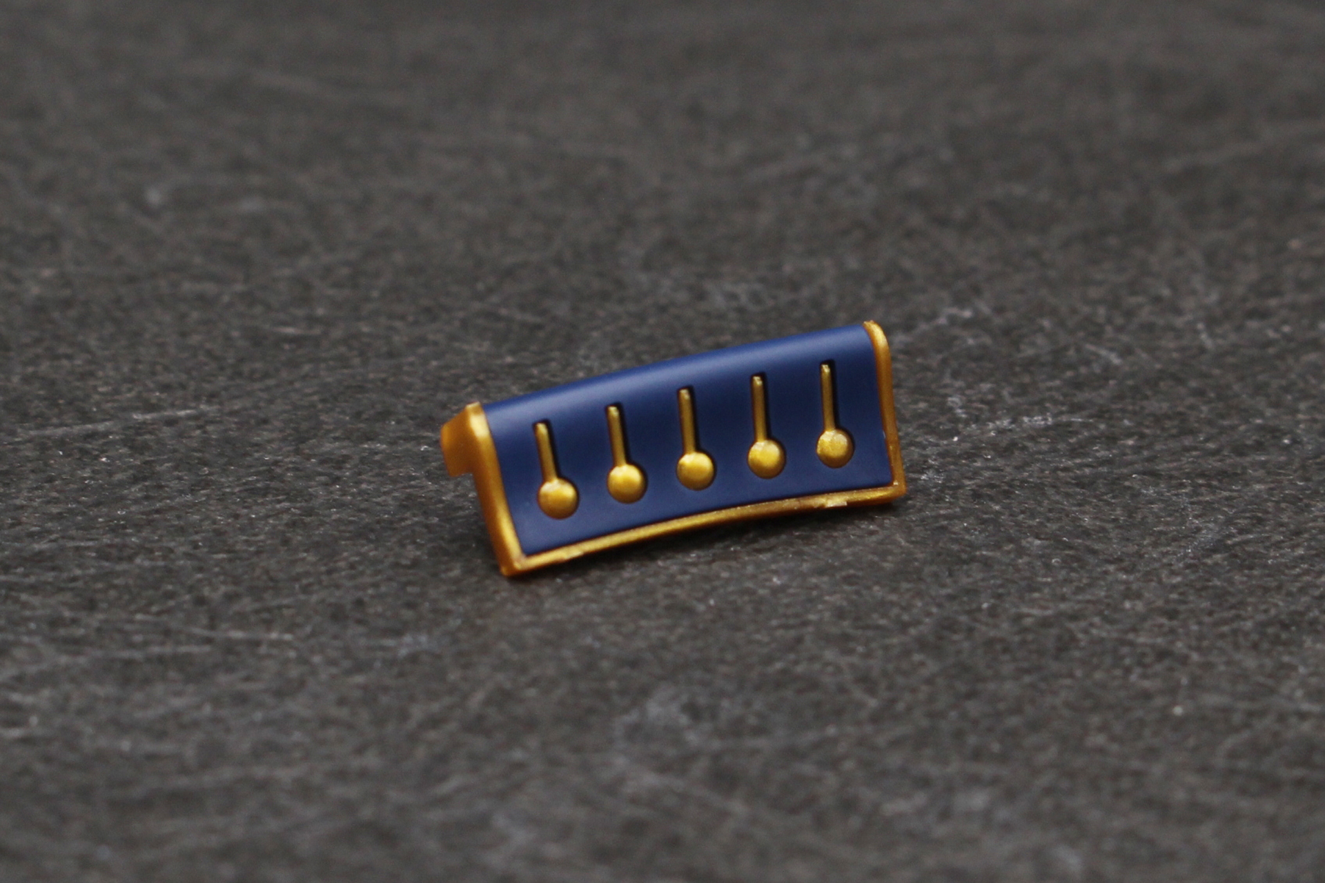 襟元の飾りを組み立てる。パーツを合わせると模様が浮かぶ