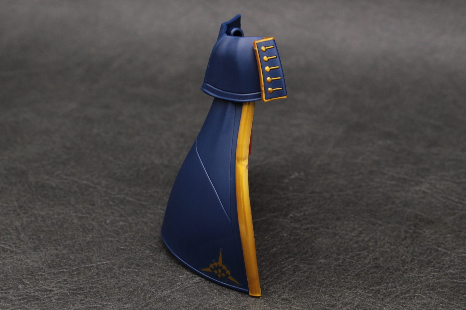 飾りを取り付けてマントの片側が完成