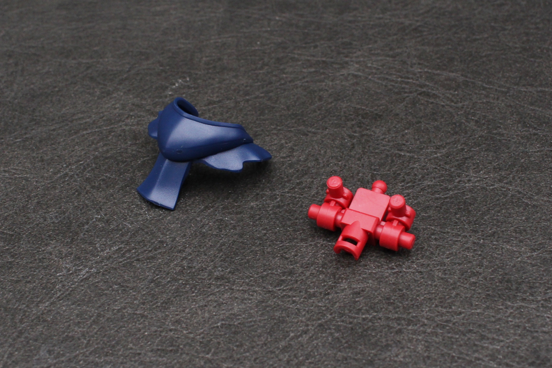 マントの襟とジョイントを組み立てて接続する