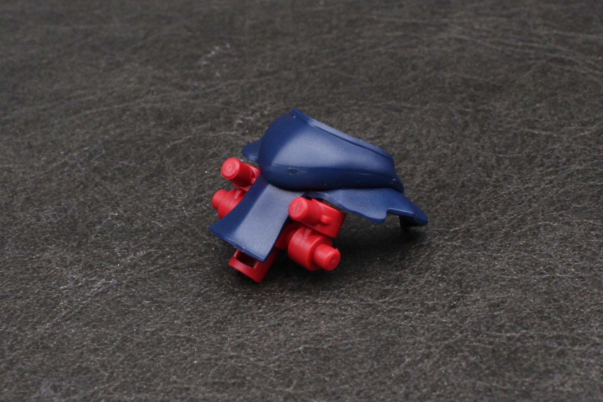 マントの襟とジョイントを組み立てて接続する