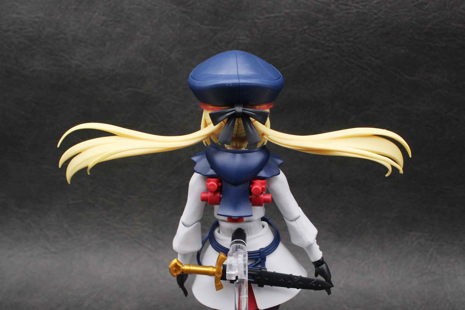 ジョイントを背中に取り付ける。取り付け時はお下げを左右に開いておく