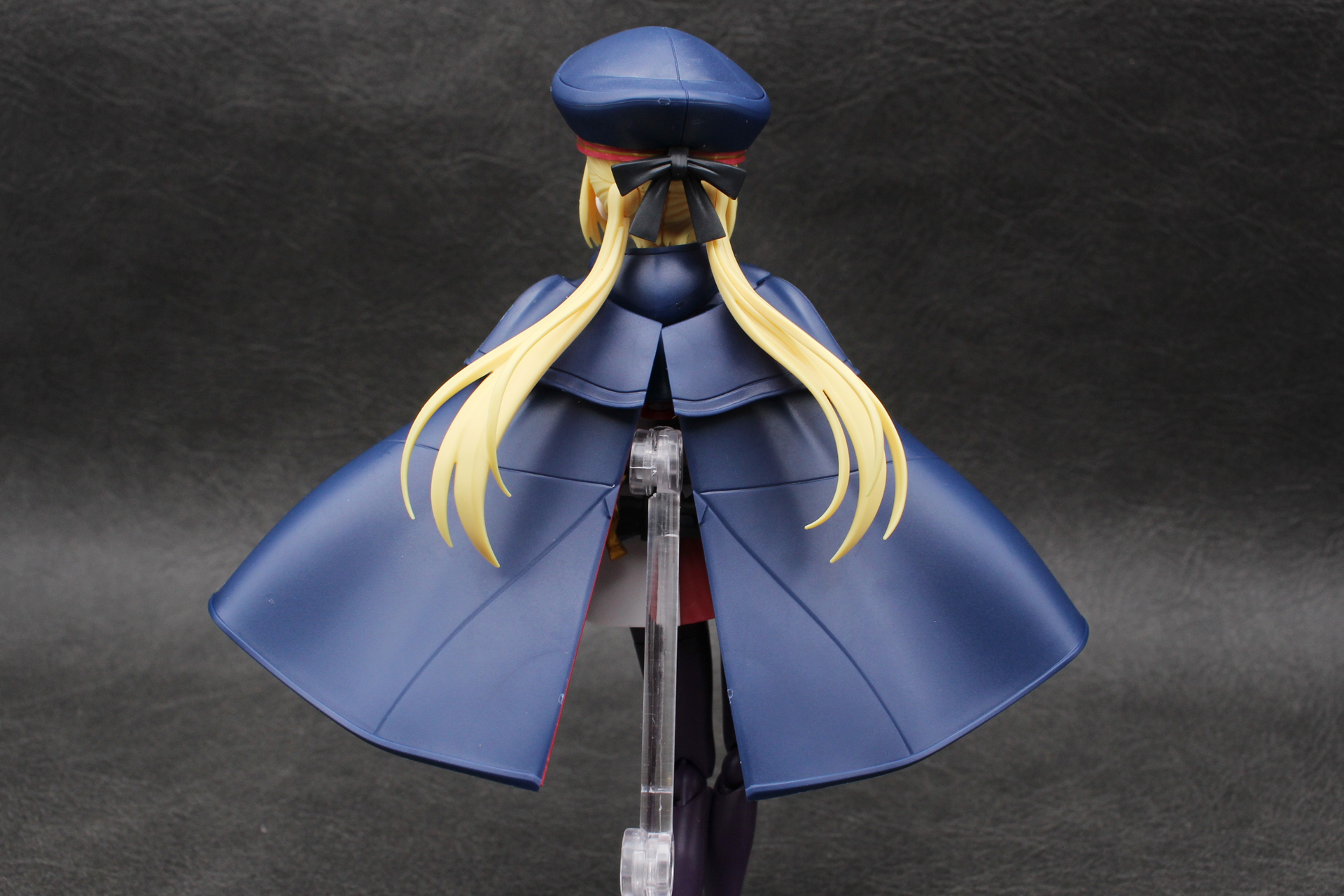 マントを取り付ける。アクションベースを使用する場合は真ん中を開けておく