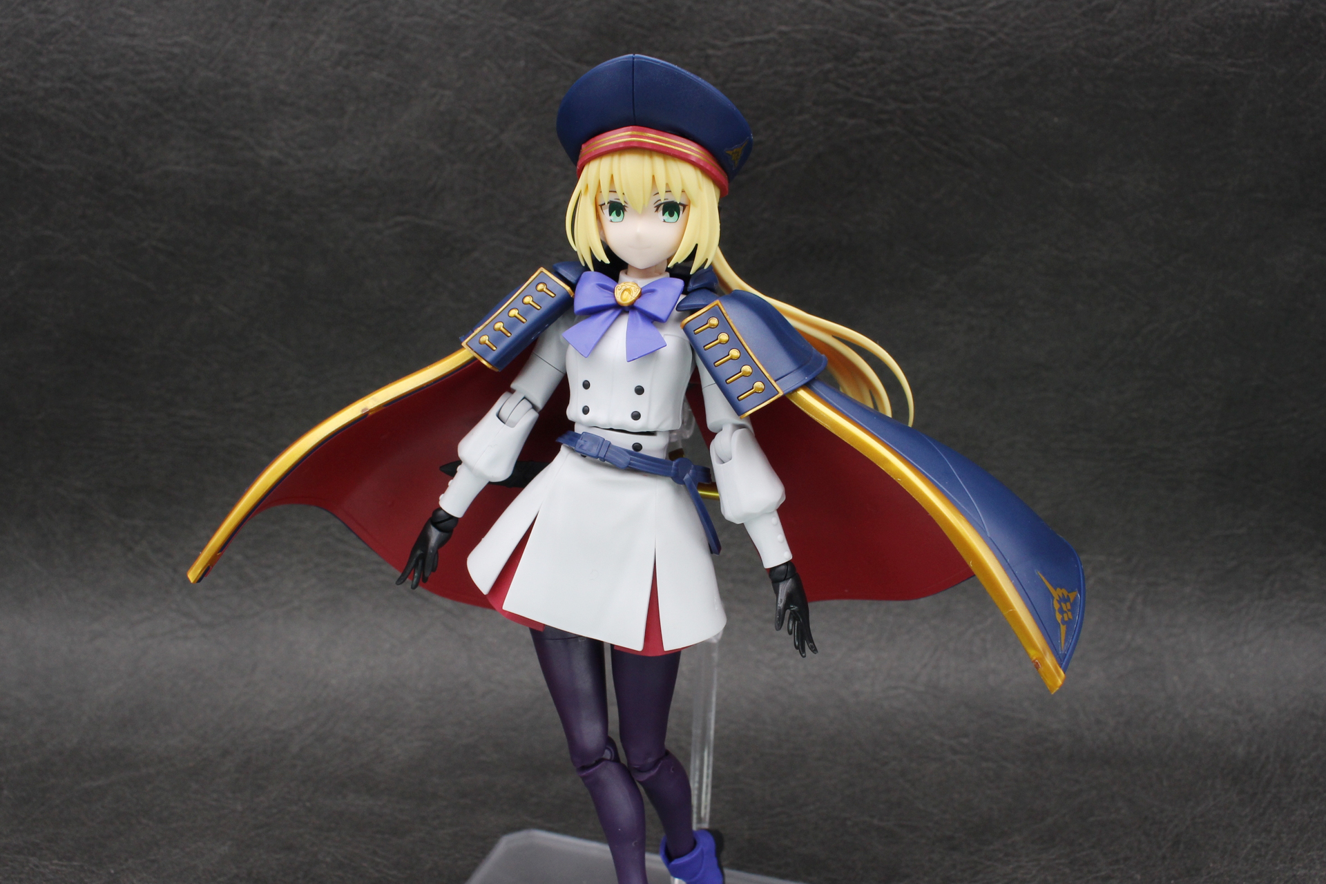 マントを取り付ける。アクションベースを使用する場合は真ん中を開けておく