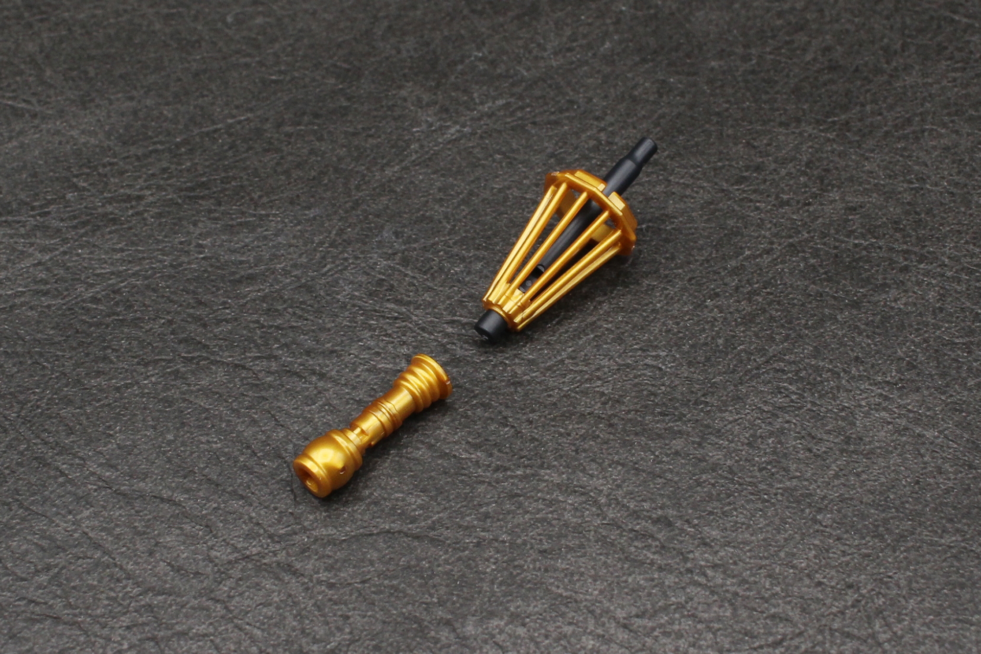 選定の杖の組み立て。装飾を順番に取り付けていく