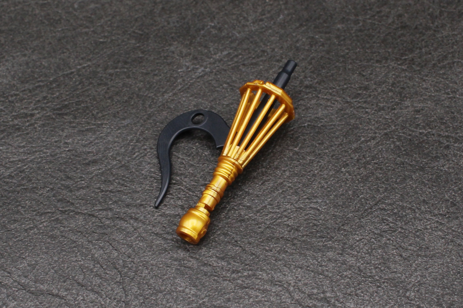 選定の杖の組み立て。装飾を順番に取り付けていく