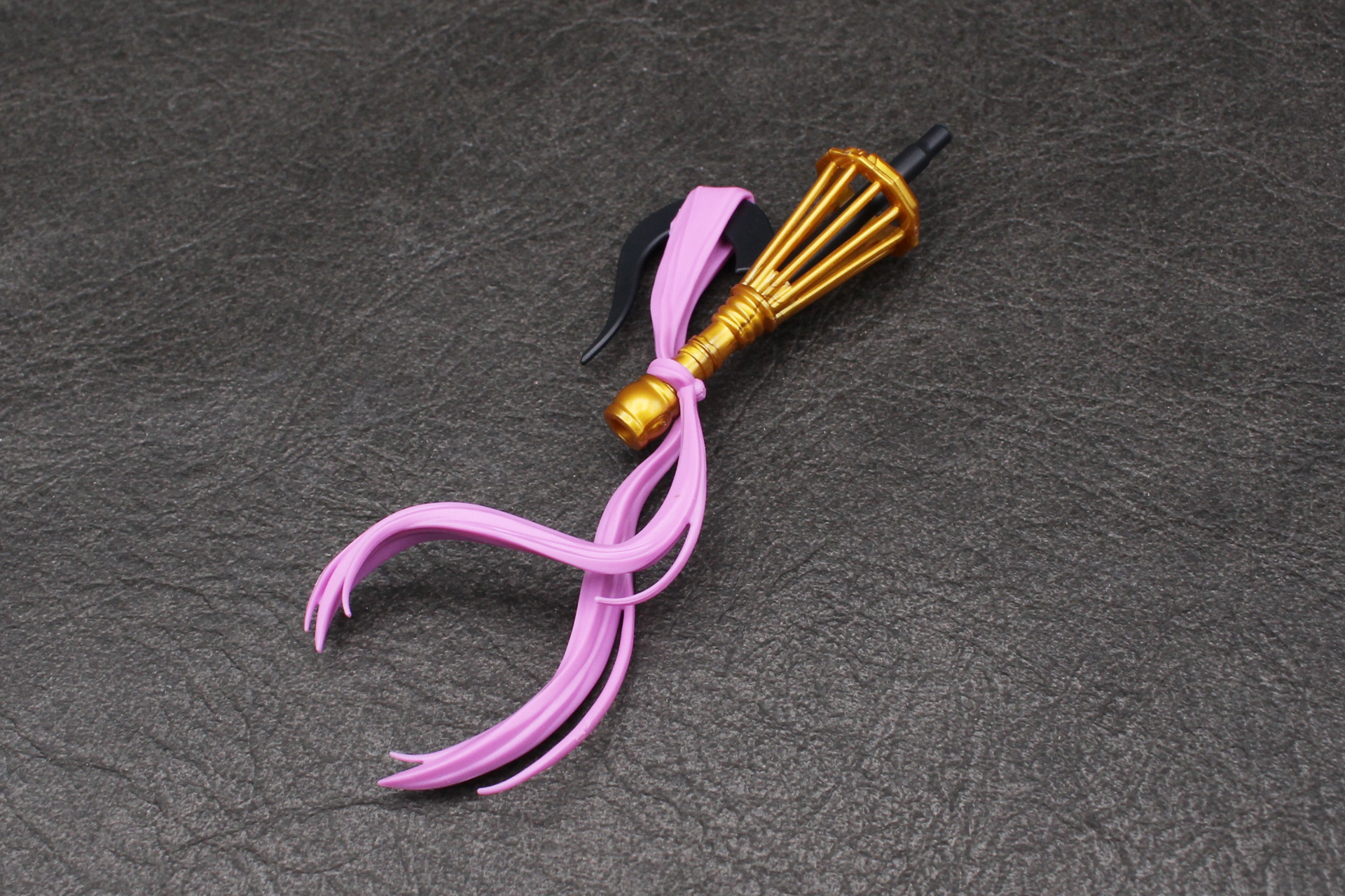 選定の杖の組み立て。装飾を順番に取り付けていく