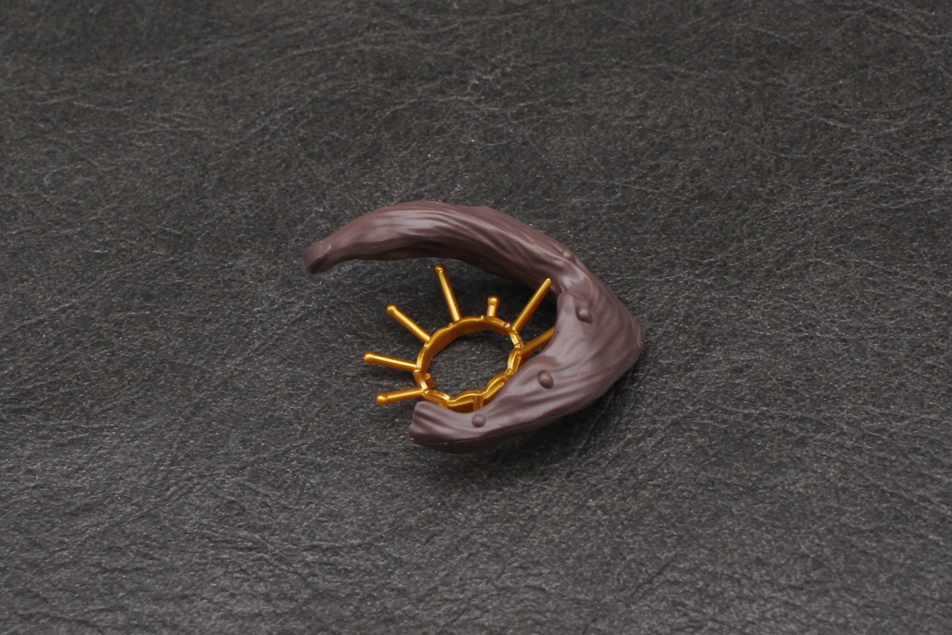 杖上部の装飾を組み立てる