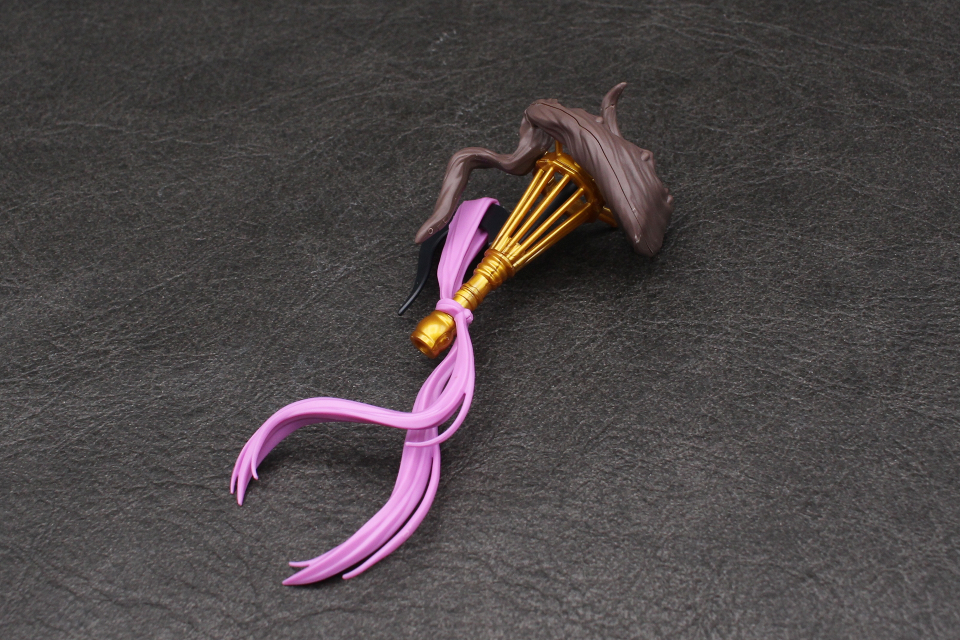 杖上部の装飾を組み立てる