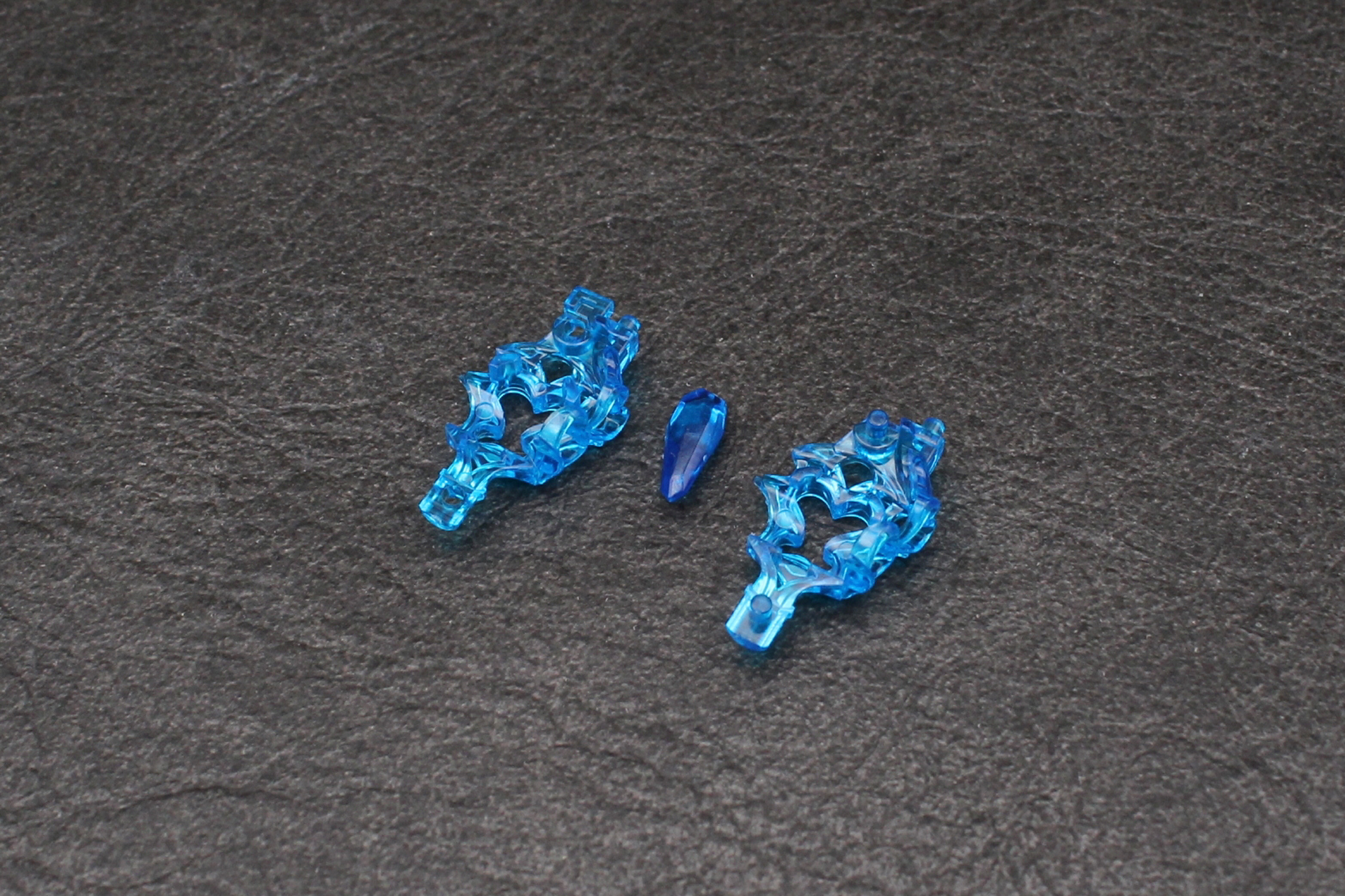 上部の宝石はクリアパーツ。中身をエフェクトで挟み込む