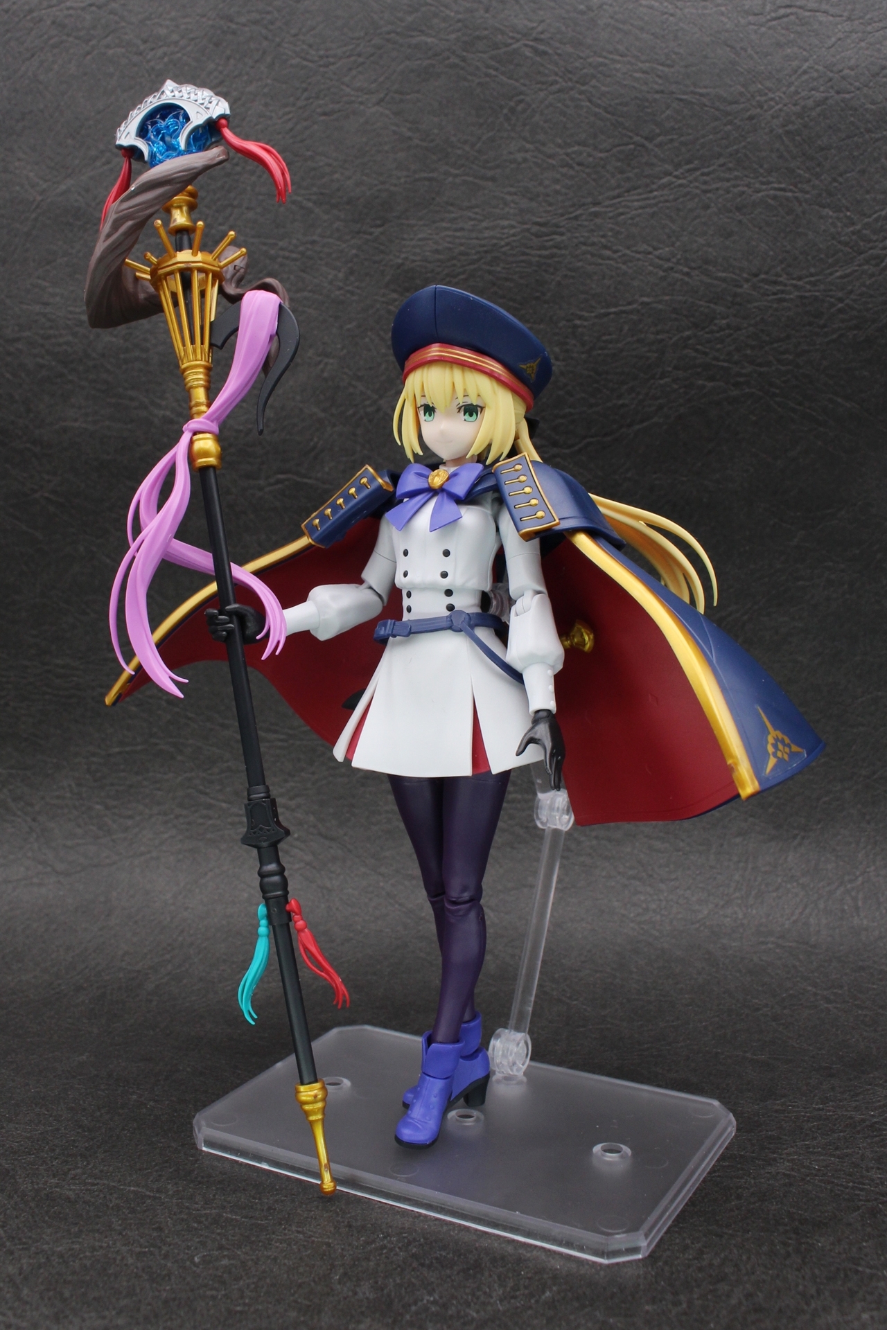 アルトリア・キャスターが完成。マントや杖は重量があるので、ポージングにはアクションベースがあると確実だ