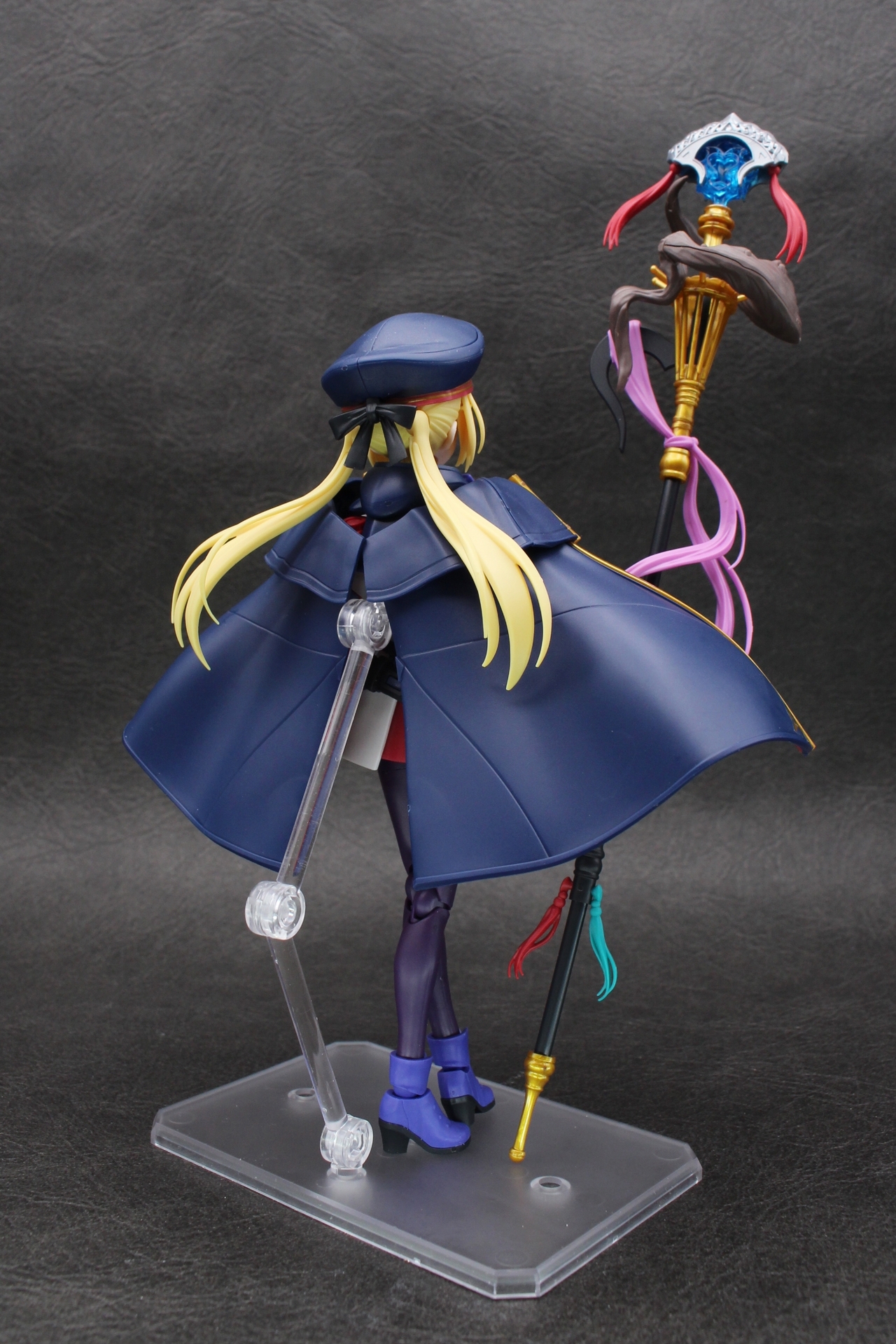 アルトリア・キャスターが完成。マントや杖は重量があるので、ポージングにはアクションベースがあると確実だ