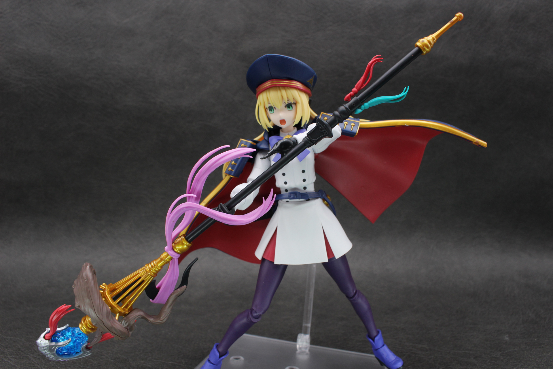 マントや杖のバランスを取るのがちょっと難しいが、ポージングもいろいろ楽しめるはず