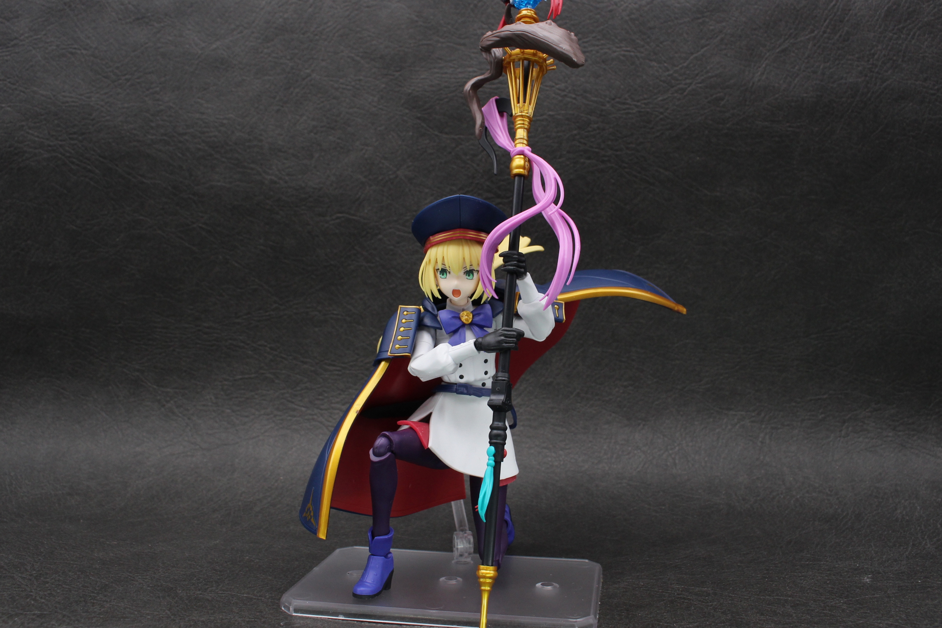 マントや杖のバランスを取るのがちょっと難しいが、ポージングもいろいろ楽しめるはず