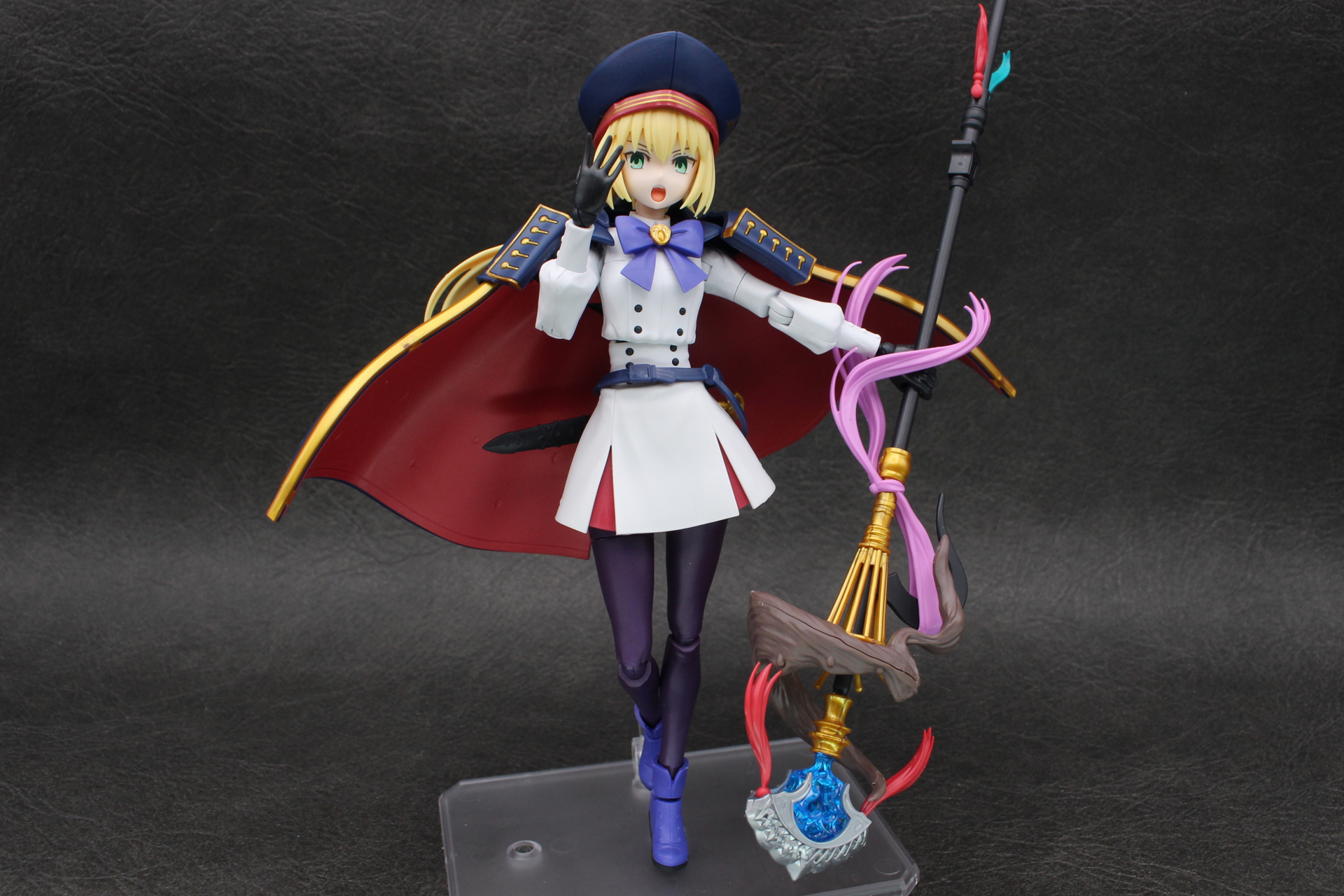 マントや杖のバランスを取るのがちょっと難しいが、ポージングもいろいろ楽しめるはず