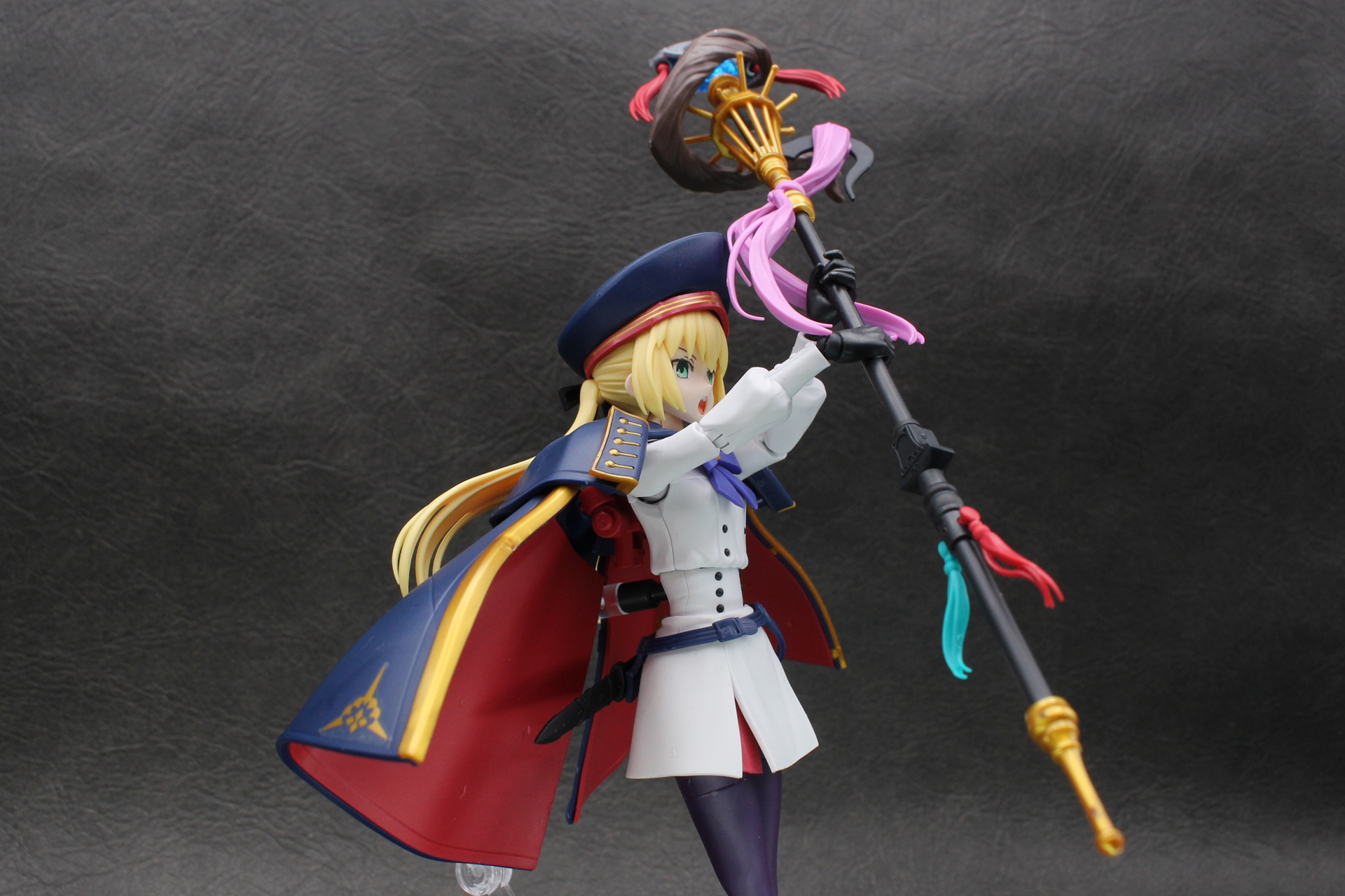 マントや杖のバランスを取るのがちょっと難しいが、ポージングもいろいろ楽しめるはず