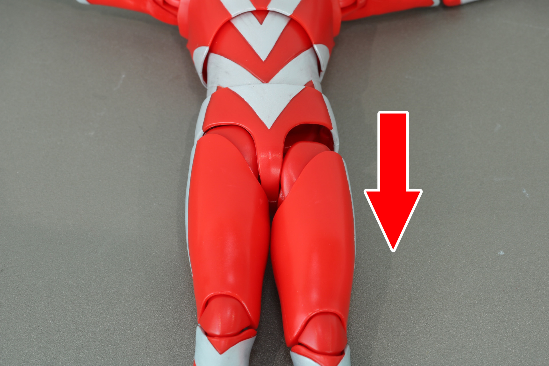 股関節部分を引き出すことで脚部を大きく上げることが可能に