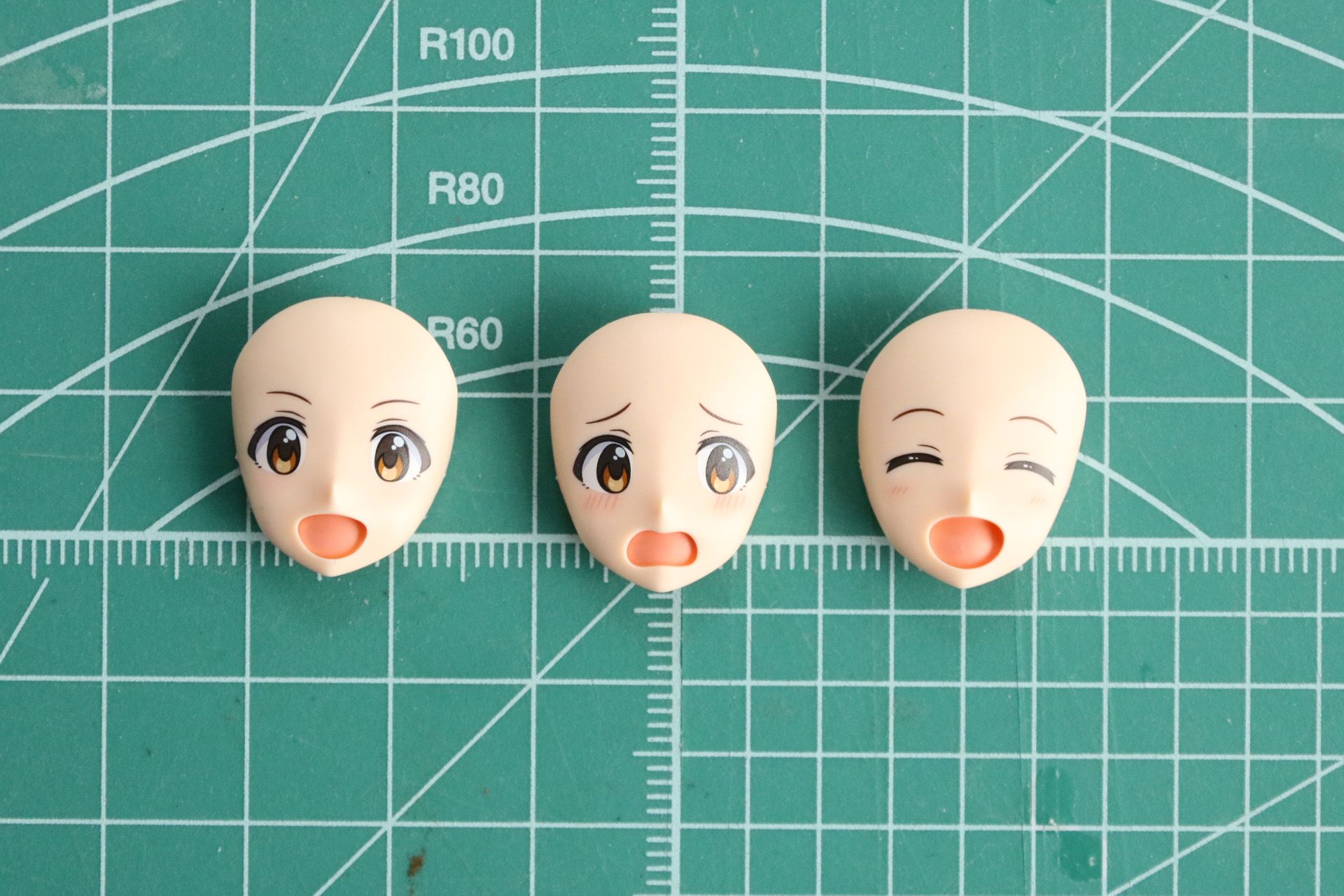 フェイスパーツの組み立て