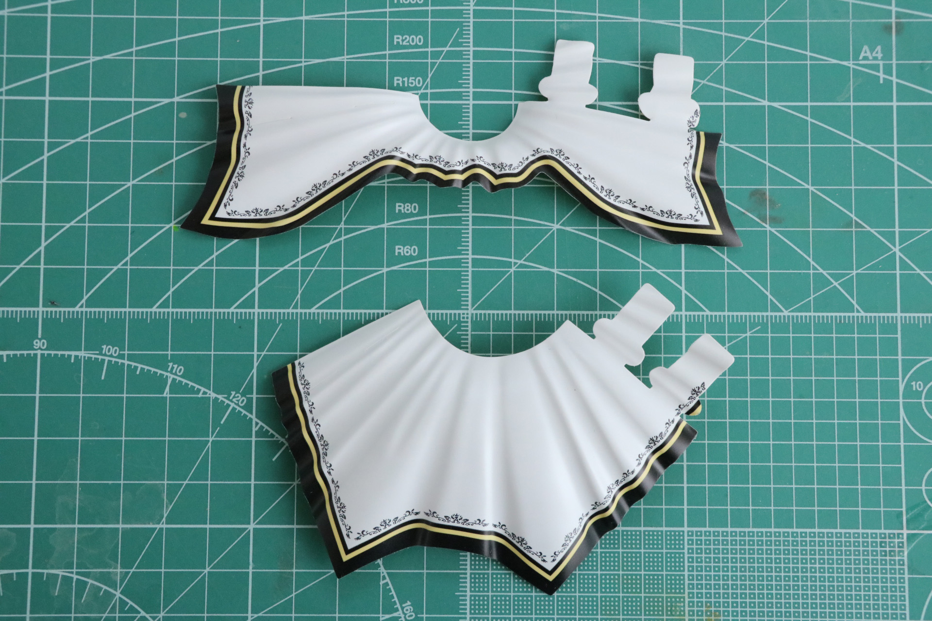 スカートのシートは内側に差し込んで円形に形成