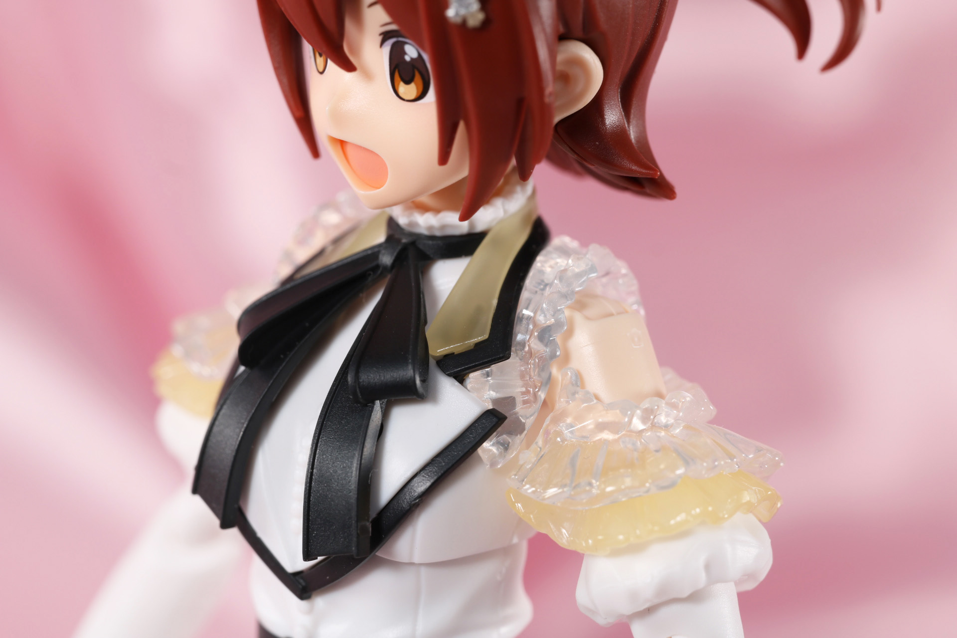 肩回りのフリルはクリアパーツで表現されている