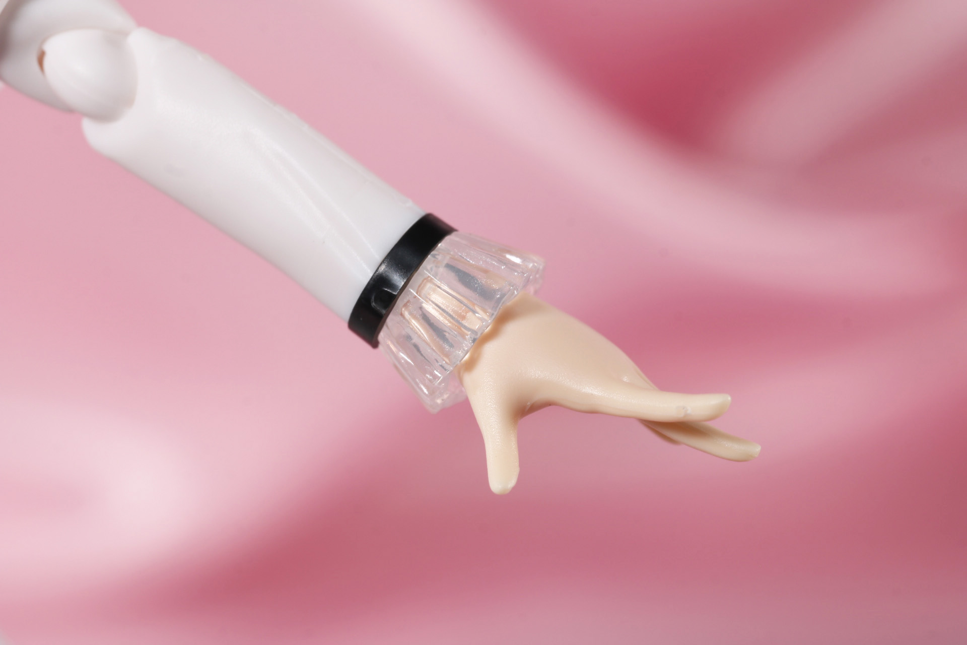 袖口もクリアパーツによるフリル造形が施されている