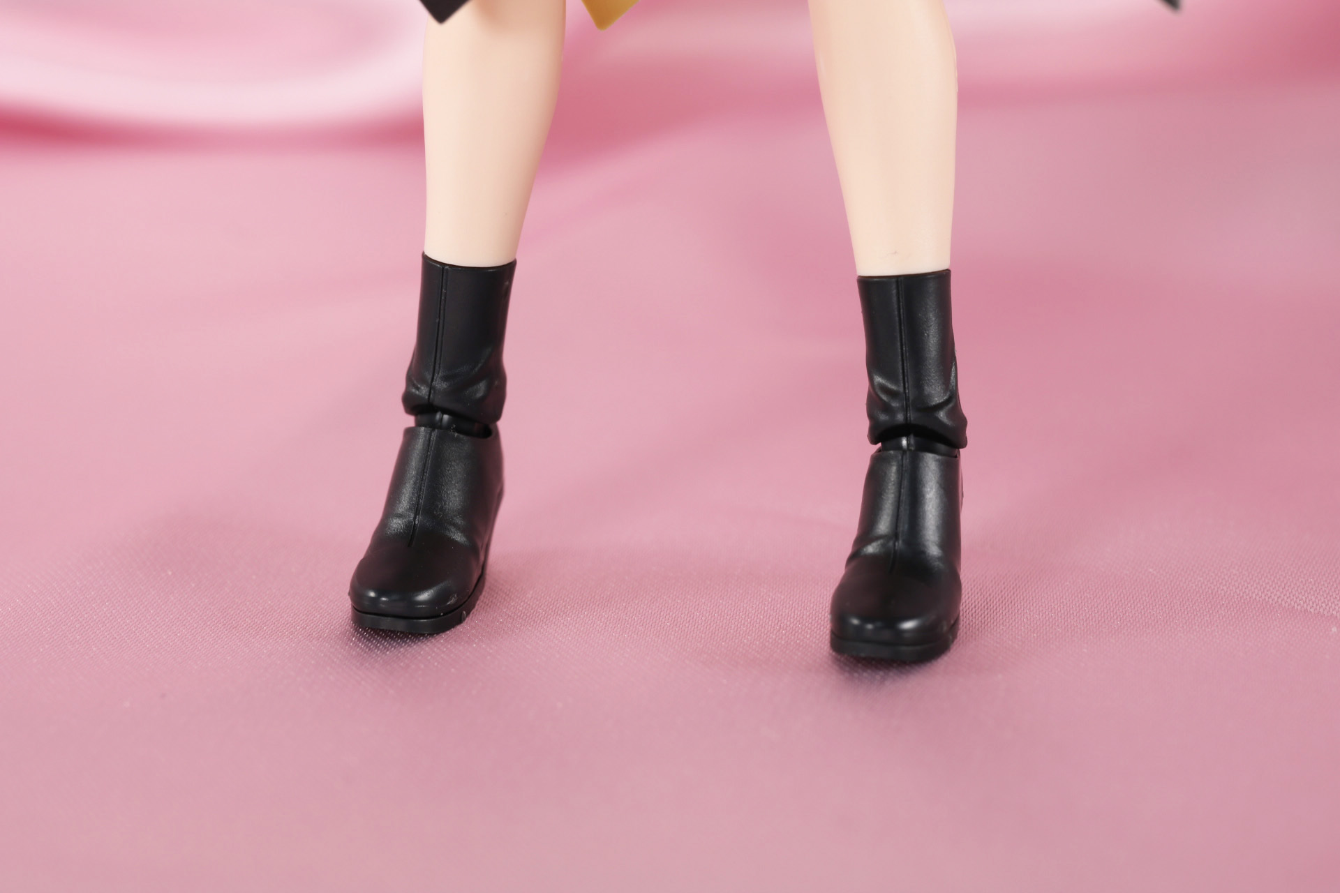 足元はショートブーツ